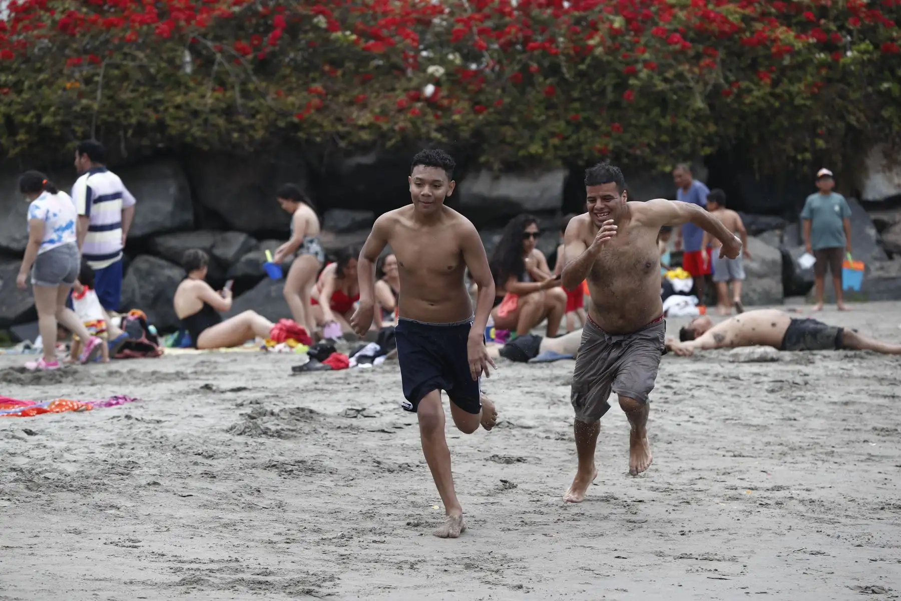 Cientos de veraneantes acuden masivamente a la playa Yuyos de Barranco el domingo 31 de diciembre para disfrutar del sol, la arena y el mar, como preámbulo a las celebraciones por la llegada del Año Nuevo 2024. Foto: ANDINA/Daniel Bracamonte