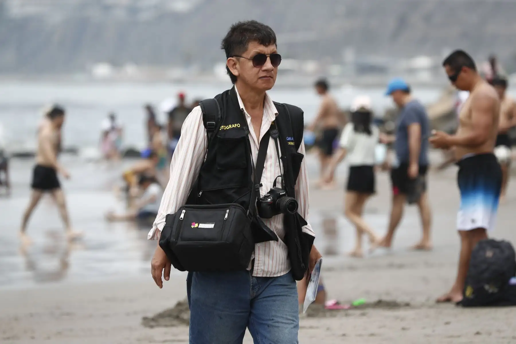 La asistencia masiva a la playa Yuyos de Barranco fue aprovechada por algunos trabajadores que ofrecían diversa clase de servicios o productos, en la víspera de celebrarse el Año Nuevo 2024. Foto: ANDINA/Daniel Bracamonte