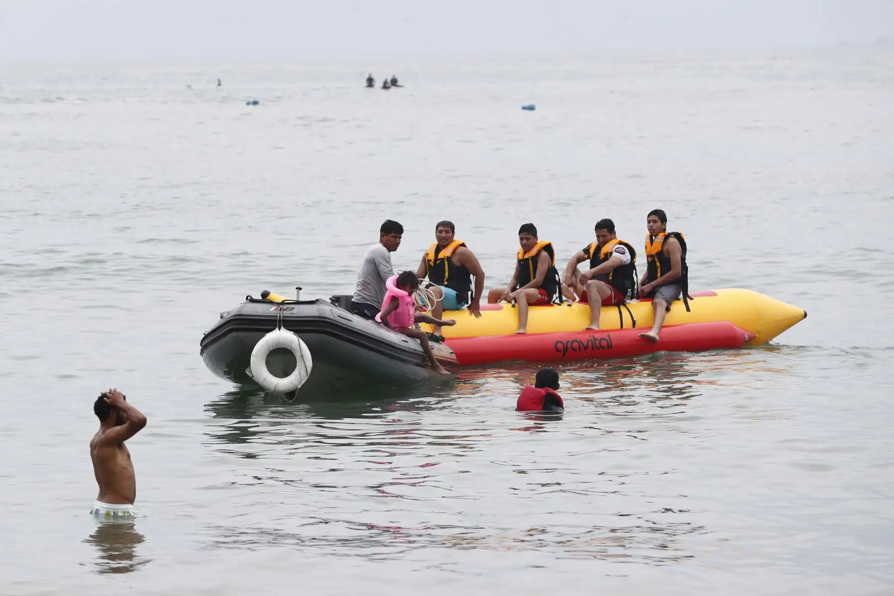 La asistencia masiva a la playa Yuyos de Barranco fue aprovechada por algunos trabajadores que ofrecían diversa clase de servicios o productos, en la víspera de celebrarse el Año Nuevo 2024. Foto: ANDINA/Daniel Bracamonte