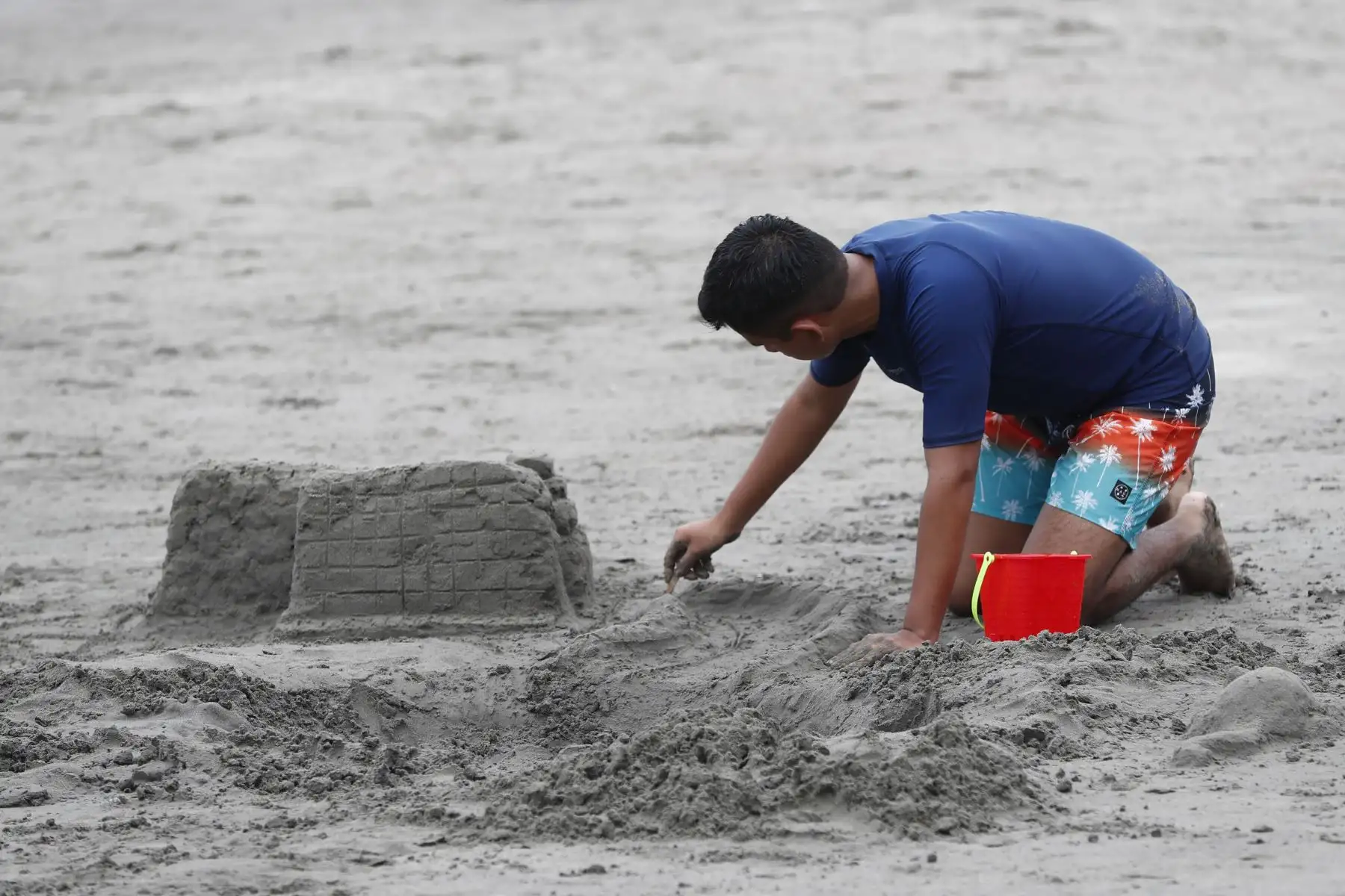 Como es tradición, muchos veraneantes que acudieron a la playa Yuyos de Barranco el domingo 31 de diciembre, como preámbulo a las celebraciones por la llegada del Año Nuevo 2024, dedicaron gran parte de su tiempo a edificar los clásicos castillos de arena. Foto: ANDINA/Daniel Bracamonte