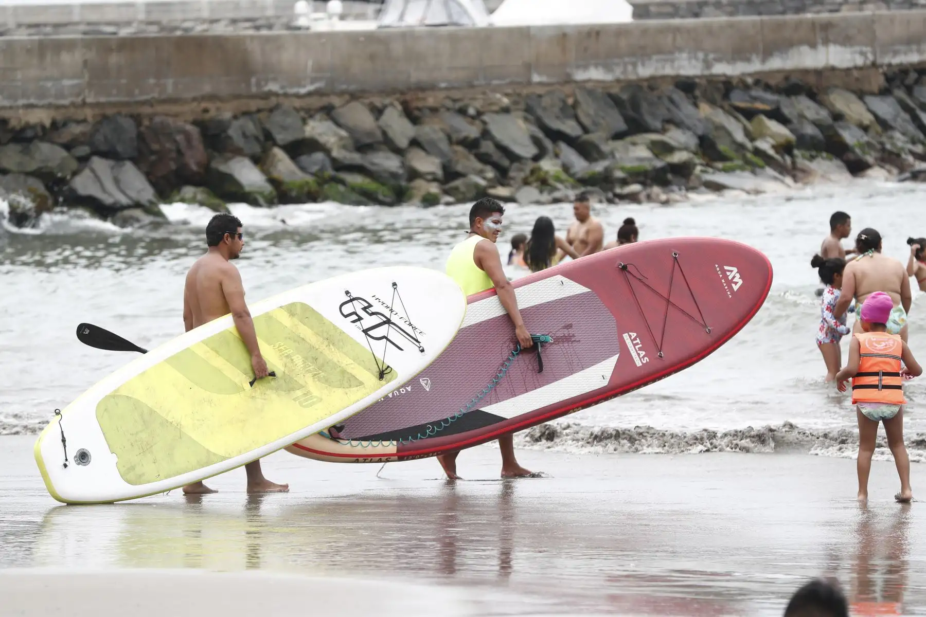 Entre los cientos de veraneantes que acudieron masivamente a la playa Yuyos de Barranco el domingo 31 de diciembre se encontraban muchos aficionados al surf, quienes fueron a correr olas como preámbulo a las celebraciones por la llegada del Año Nuevo 2024. Foto: ANDINA/Daniel Bracamonte