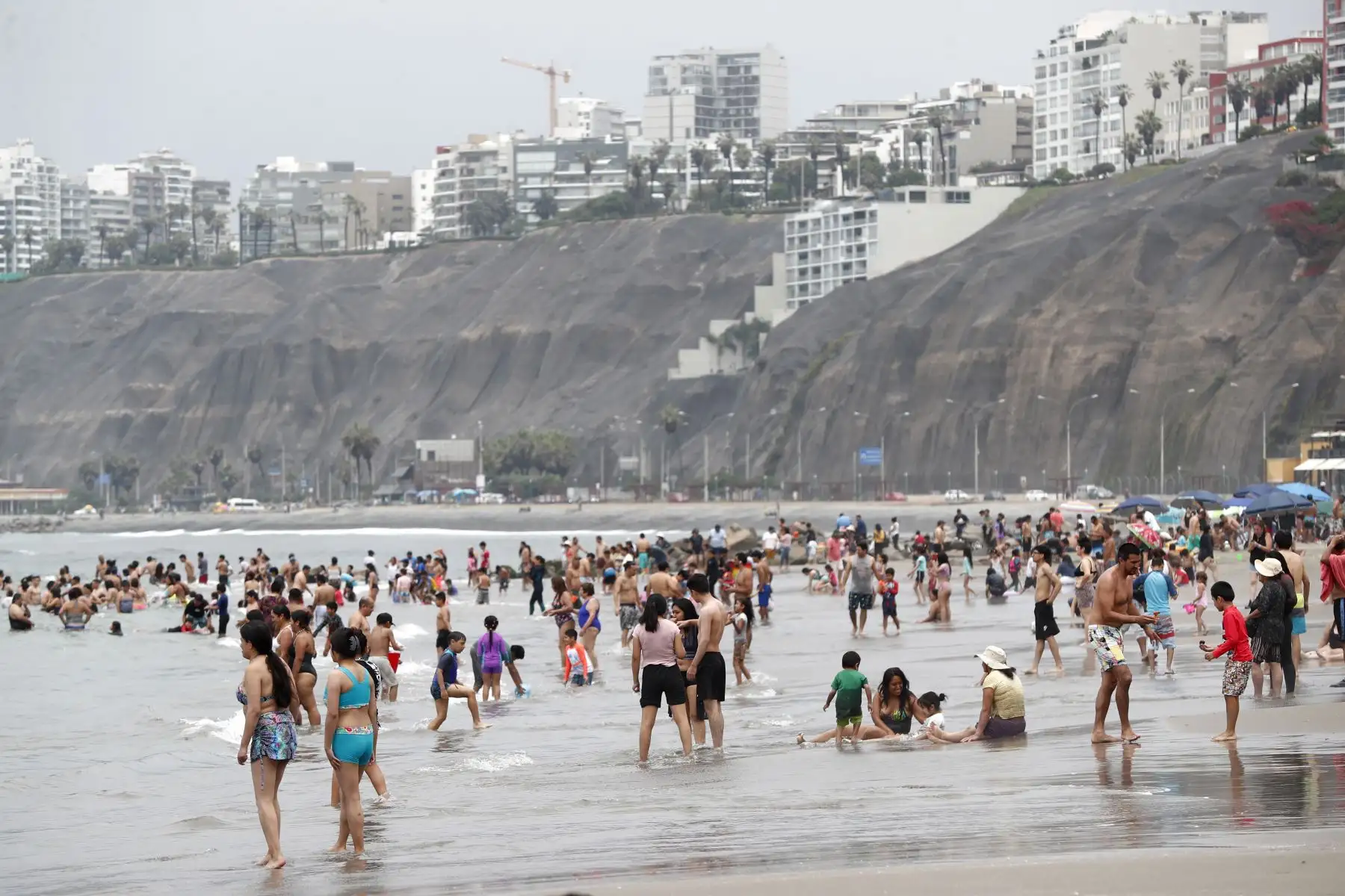 Cientos de veraneantes acuden masivamente a la playa Yuyos de Barranco el domingo 31 de diciembre para disfrutar del sol, la arena y el mar, como preámbulo a las celebraciones por la llegada del Año Nuevo 2024. Foto: ANDINA/Daniel Bracamonte