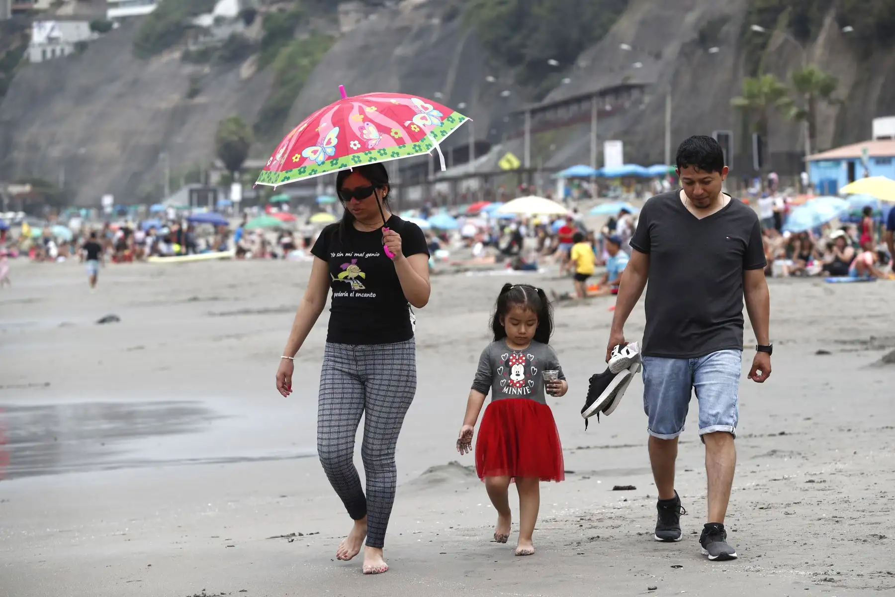 Cientos de veraneantes acuden masivamente a la playa Yuyos de Barranco el domingo 31 de diciembre para disfrutar del sol, la arena y el mar, como preámbulo a las celebraciones por la llegada del Año Nuevo 2024. Foto: ANDINA/Daniel Bracamonte