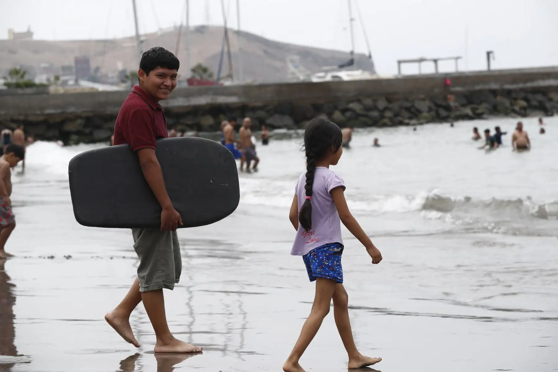 Entre los cientos de veraneantes que acudieron masivamente a la playa Yuyos de Barranco el domingo 31 de diciembre se encontraban muchos aficionados al surf, quienes fueron a correr olas como preámbulo a las celebraciones por la llegada del Año Nuevo 2024. Foto: ANDINA/Daniel Bracamonte
