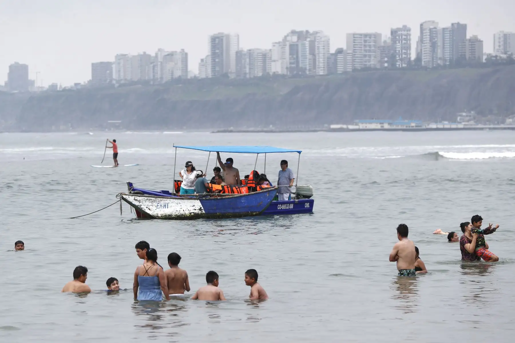 La asistencia masiva a la playa Yuyos de Barranco fue aprovechada por algunos trabajadores que ofrecían diversa clase de servicios o productos, en la víspera de celebrarse el Año Nuevo 2024. Foto: ANDINA/Daniel Bracamonte
