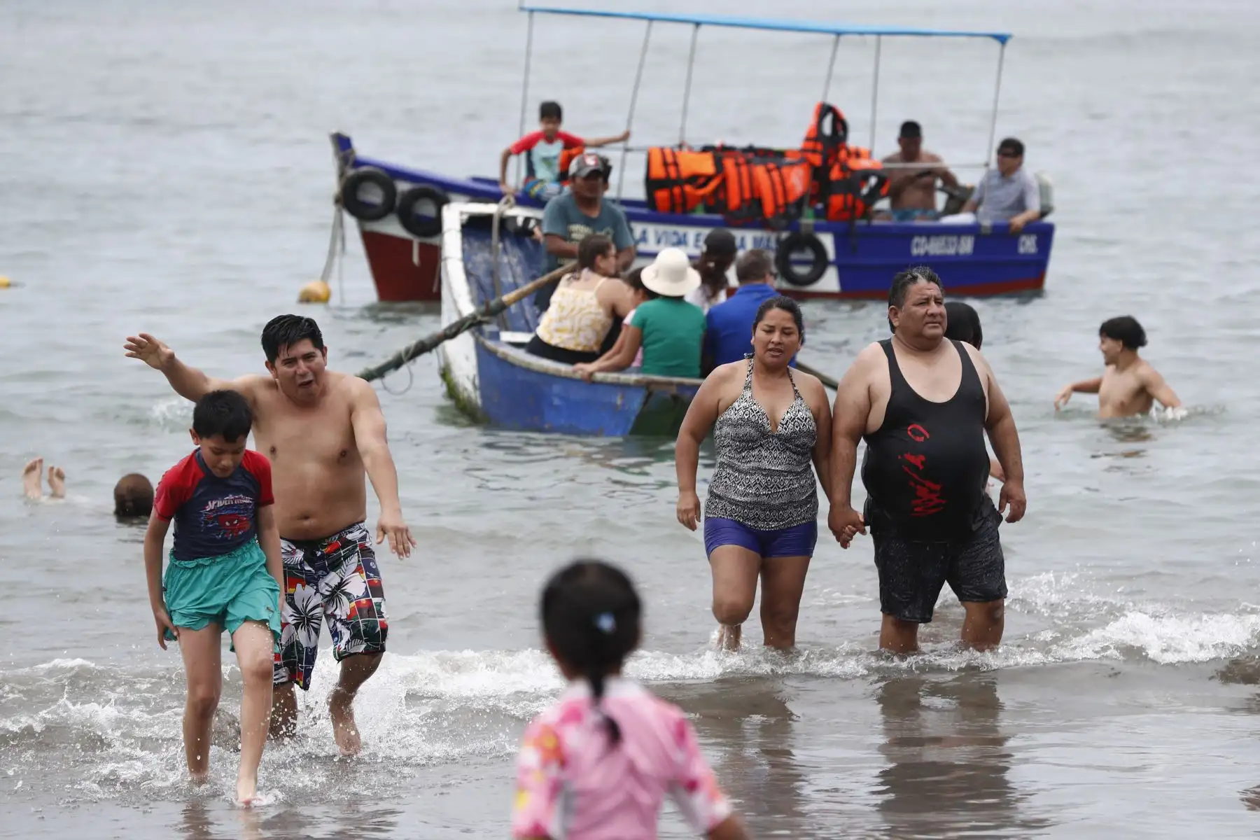 Cientos de veraneantes acuden masivamente a la playa Yuyos de Barranco el domingo 31 de diciembre para disfrutar del sol, la arena y el mar, como preámbulo a las celebraciones por la llegada del Año Nuevo 2024. Foto: ANDINA/Daniel Bracamonte