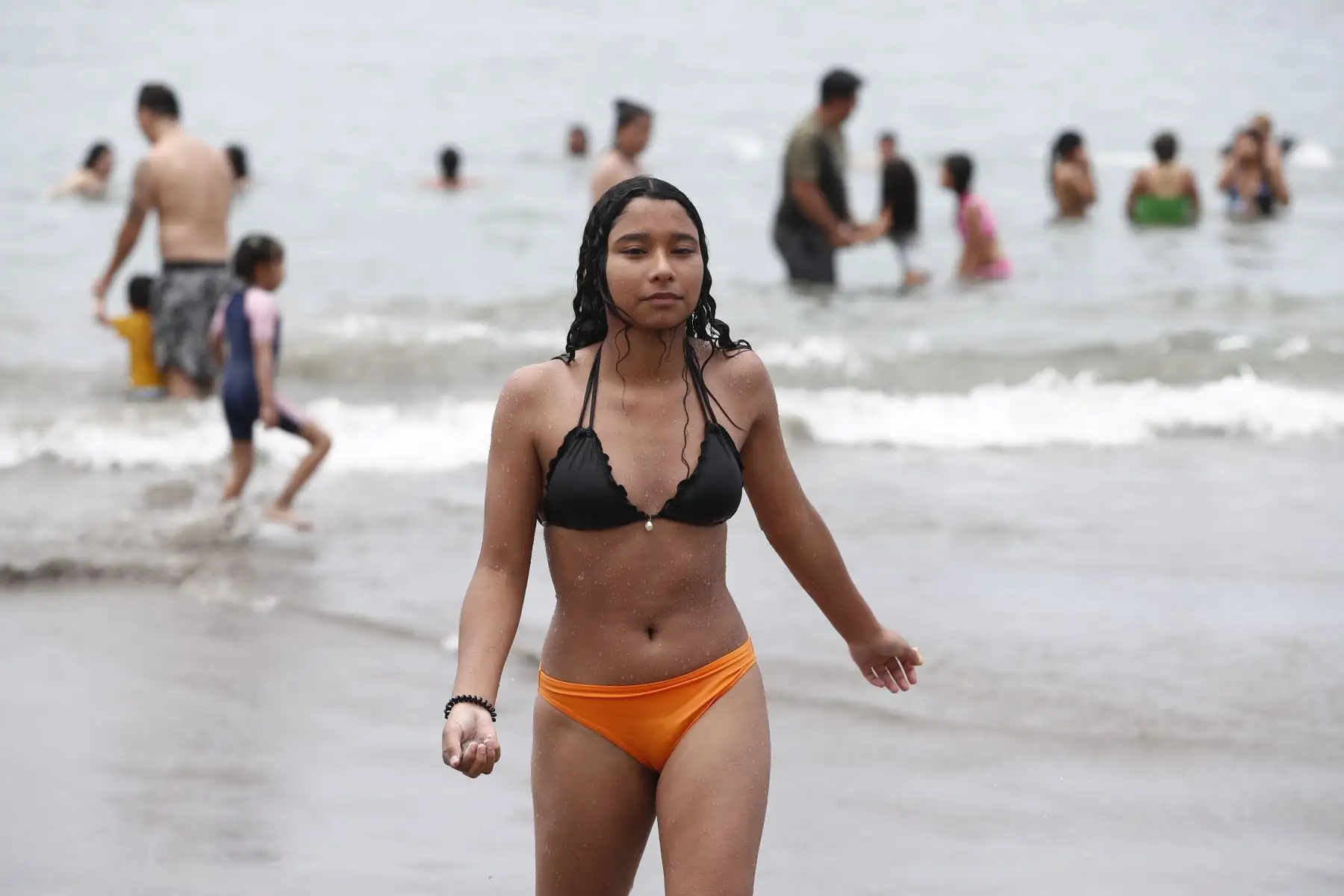 Cientos de veraneantes acuden masivamente a la playa Yuyos de Barranco el domingo 31 de diciembre para disfrutar del sol, la arena y el mar, como preámbulo a las celebraciones por la llegada del Año Nuevo 2024. Foto: ANDINA/Daniel Bracamonte