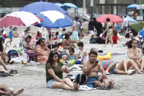 Minam promueve conciencia ambiental en veraneantes que acuden a la playa Los Yuyos. Foto: ANDINA/Daniel Bracamonte