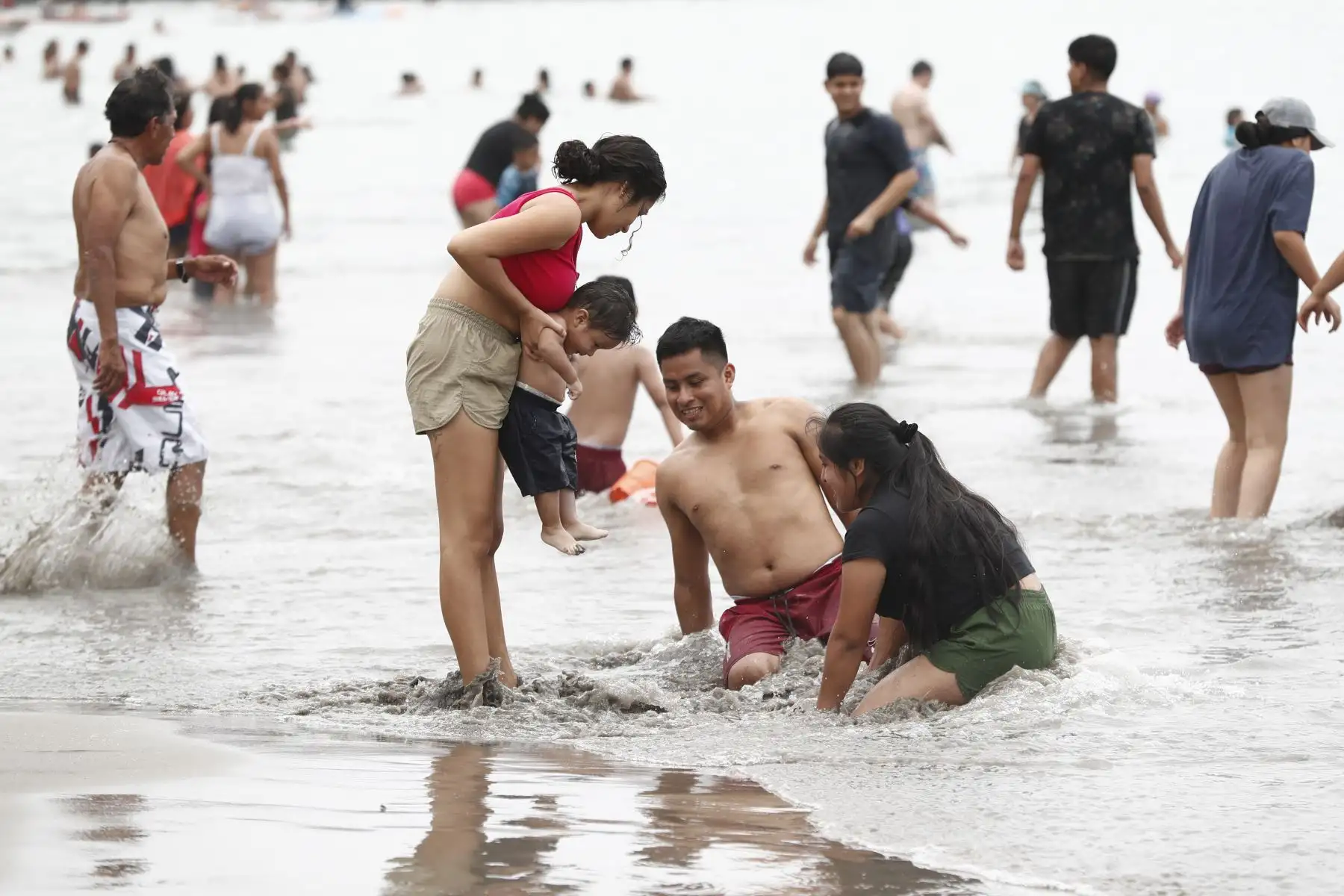 Cientos de veraneantes acuden masivamente a la playa Yuyos de Barranco el domingo 31 de diciembre para disfrutar del sol, la arena y el mar, como preámbulo a las celebraciones por la llegada del Año Nuevo 2024. Foto: ANDINA/Daniel Bracamonte
