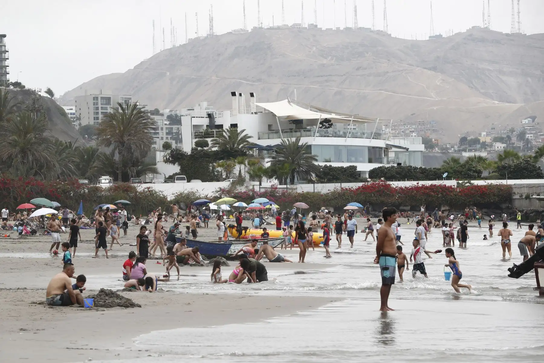 Cientos de veraneantes acuden masivamente a la playa Yuyos de Barranco el domingo 31 de diciembre para disfrutar del sol, la arena y el mar, como preámbulo a las celebraciones por la llegada del Año Nuevo 2024. Foto: ANDINA/Daniel Bracamonte
