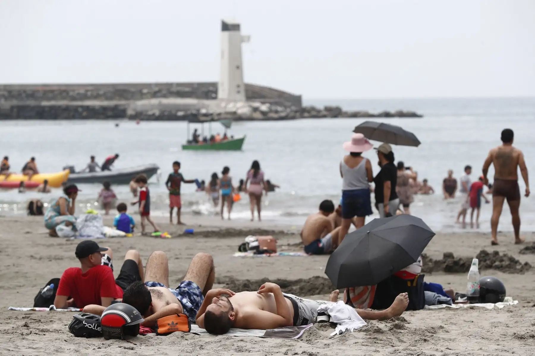 Cientos de veraneantes acuden masivamente a la playa Yuyos de Barranco el domingo 31 de diciembre para disfrutar del sol, la arena y el mar, como preámbulo a las celebraciones por la llegada del Año Nuevo 2024. Foto: ANDINA/Daniel Bracamonte