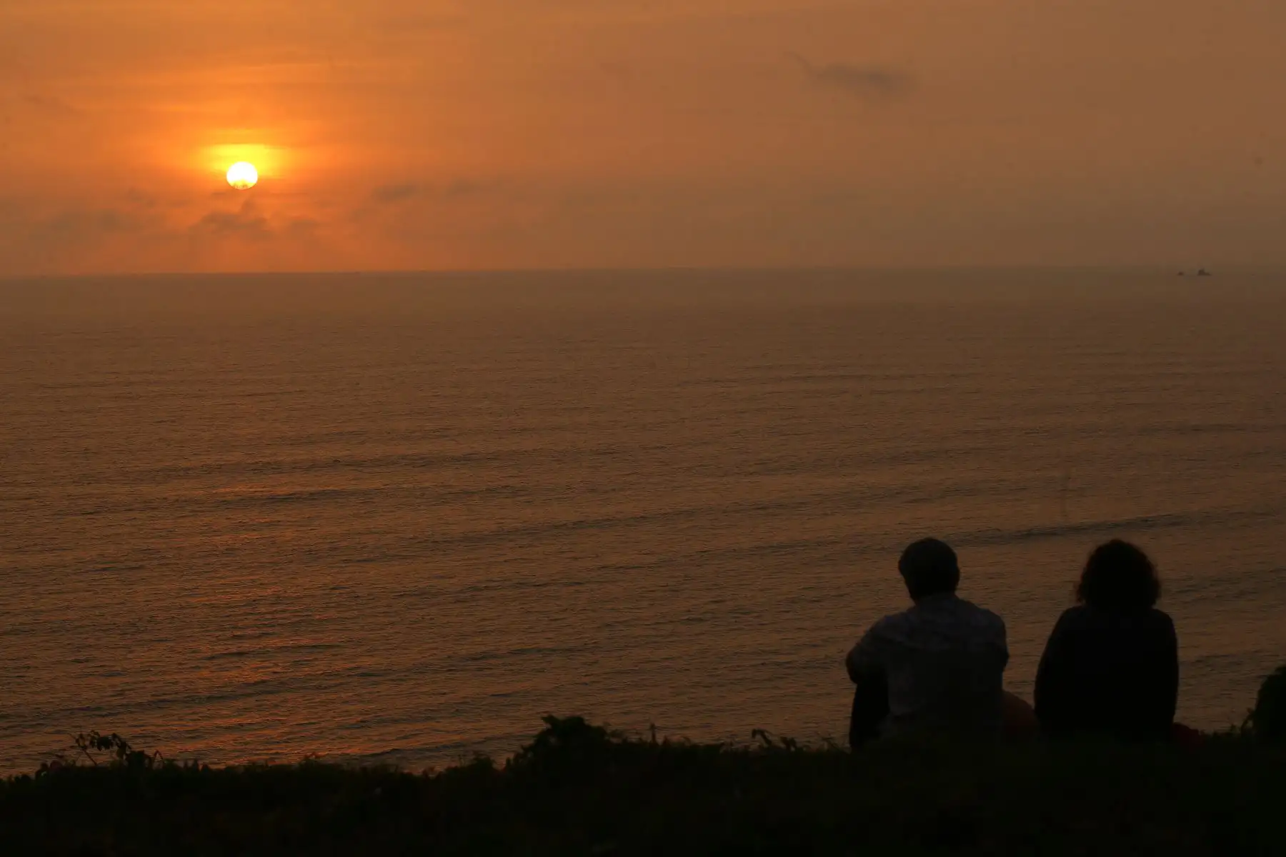 Limeños disfrutan del ultimo " sunset " del año 2023 , en el parque Raimondi en el malecón de Miraflores que da al océano Pacífico.
Foto: ANDINA/Eddy Ramos