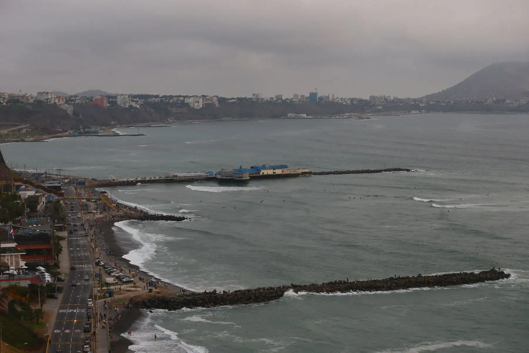 Limeños disfrutan del ultimo " sunset " del año 2023 , en el parque Raimondi en el malecón de Miraflores que da al océano Pacífico.
Foto: ANDINA/Eddy Ramos