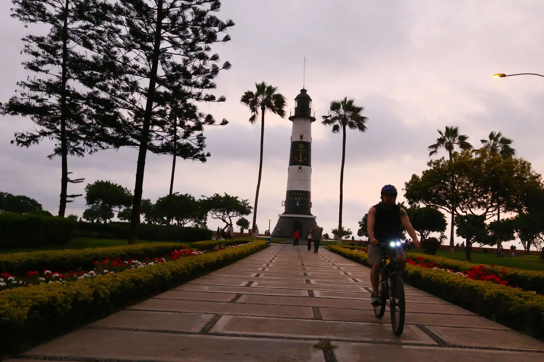 Limeños disfrutan del ultimo " sunset " del año 2023 , en el parque Raimondi en el malecón de Miraflores que da al océano Pacífico.
Foto: ANDINA/Eddy Ramos
