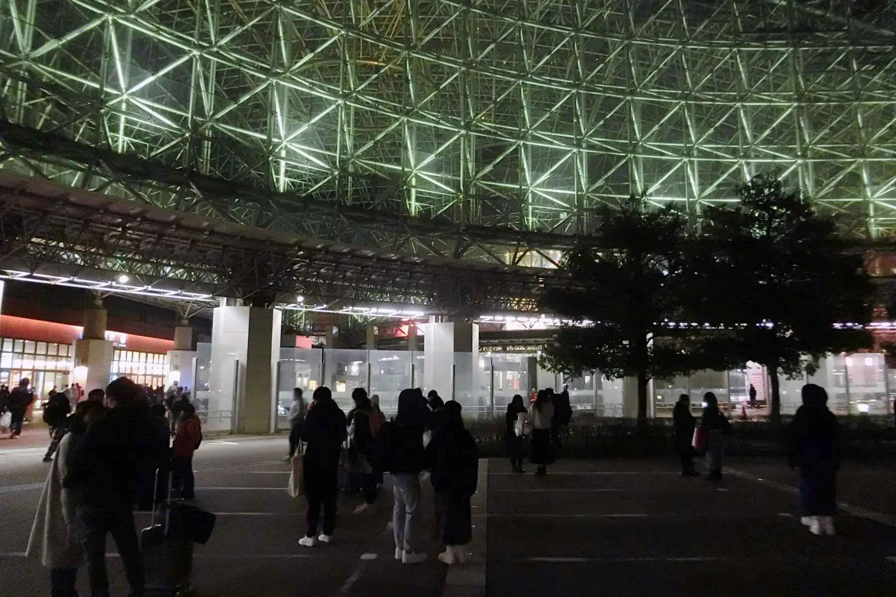 La gente se refugia en una zona de aparcamiento cerca de la estación de Kanazawa tras un fuerte terremoto, en Kanazawa, Japón central, el 1 de enero de 2024.
Foto: EFE