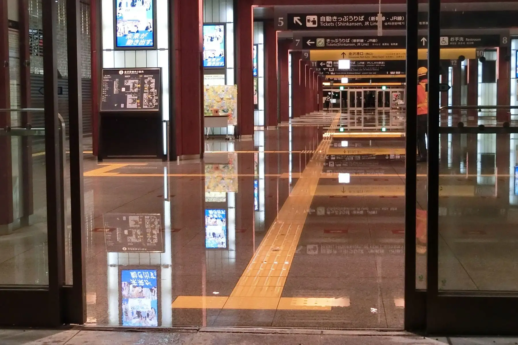 Vista del agua dentro de la estación de Kanazawa tras un fuerte terremoto en Kanazawa, Japón central, el 01 de enero de 2024.
Foto: EFE