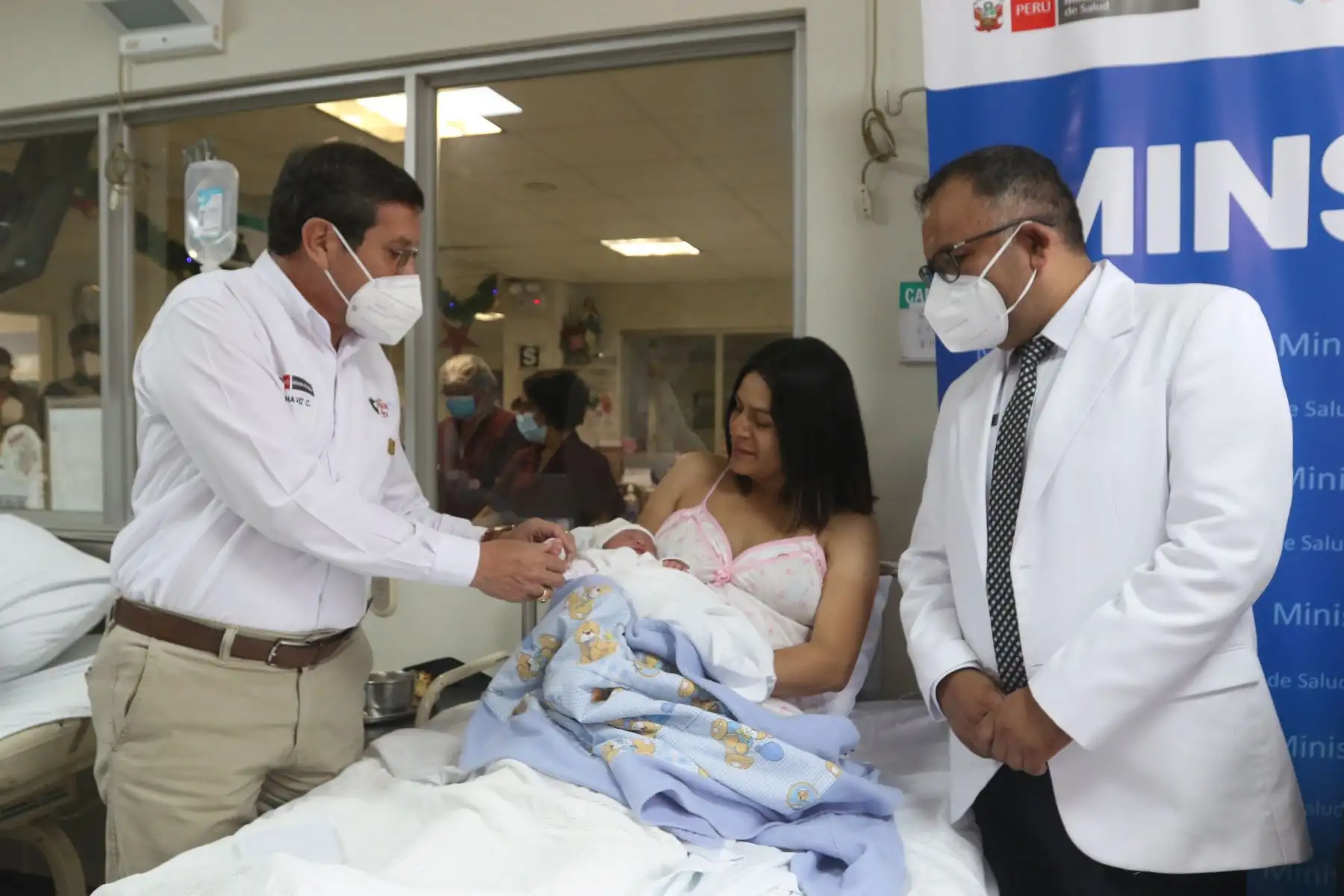 Ministros de Defensa y Cultua Jorge Chavez y Leslie Urteaga y viceministro de Prestaciones de Salu Ciro Mestas visitan a Bebes del Bicentenario Drerek Minaya,Dalila Araya Valle y Liam Piscoya,nacidos en la Maternidad de Lima.FTOTO:ANDINA/Hector Vinces.