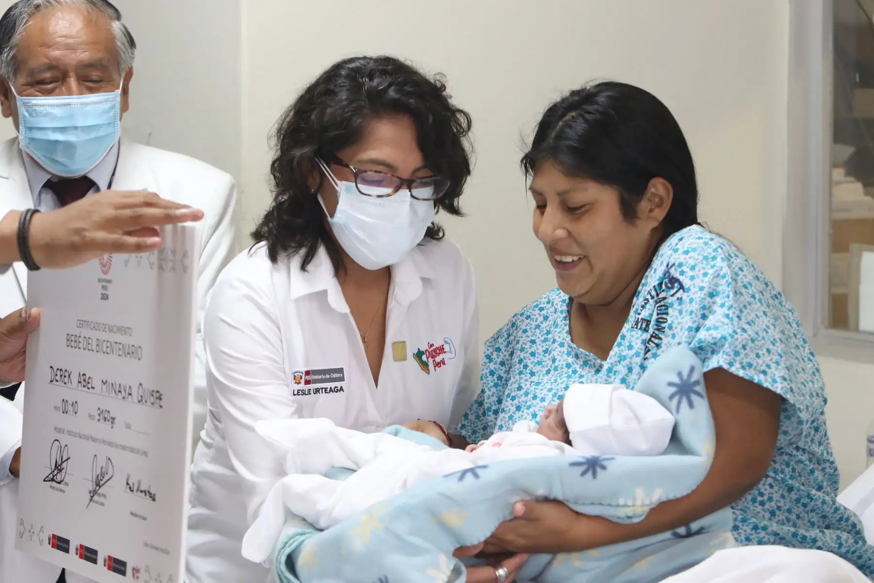 Ministros de Defensa y Cultua Jorge Chavez y Leslie Urteaga y viceministro de Prestaciones de Salu Ciro Mestas visitan a Bebes del Bicentenario Drerek Minaya,Dalila Araya Valle y Liam Piscoya,nacidos en la Maternidad de Lima.FTOTO:ANDINA/Hector Vinces.