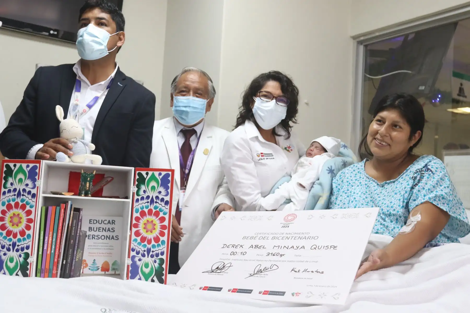 Ministros de Defensa y Cultua Jorge Chavez y Leslie Urteaga y viceministro de Prestaciones de Salu Ciro Mestas visitan a Bebes del Bicentenario Drerek Minaya,Dalila Araya Valle y Liam Piscoya,nacidos en la Maternidad de Lima.FTOTO:ANDINA/Hector Vinces.