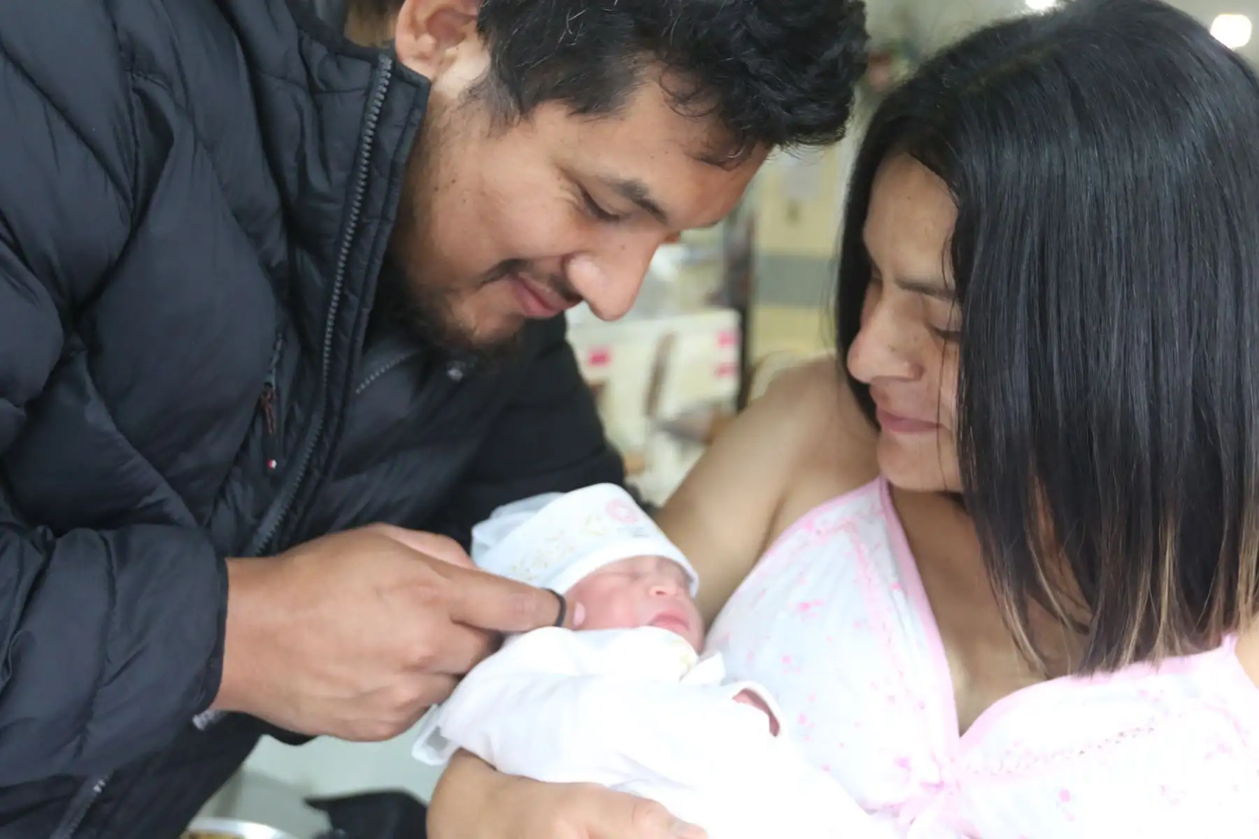 Ministros de Defensa y Cultua Jorge Chavez y Leslie Urteaga y viceministro de Prestaciones de Salu Ciro Mestas visitan a Bebes del Bicentenario Drerek Minaya,Dalila Araya Valle y Liam Piscoya,nacidos en la Maternidad de Lima.FTOTO:ANDINA/Hector Vinces.