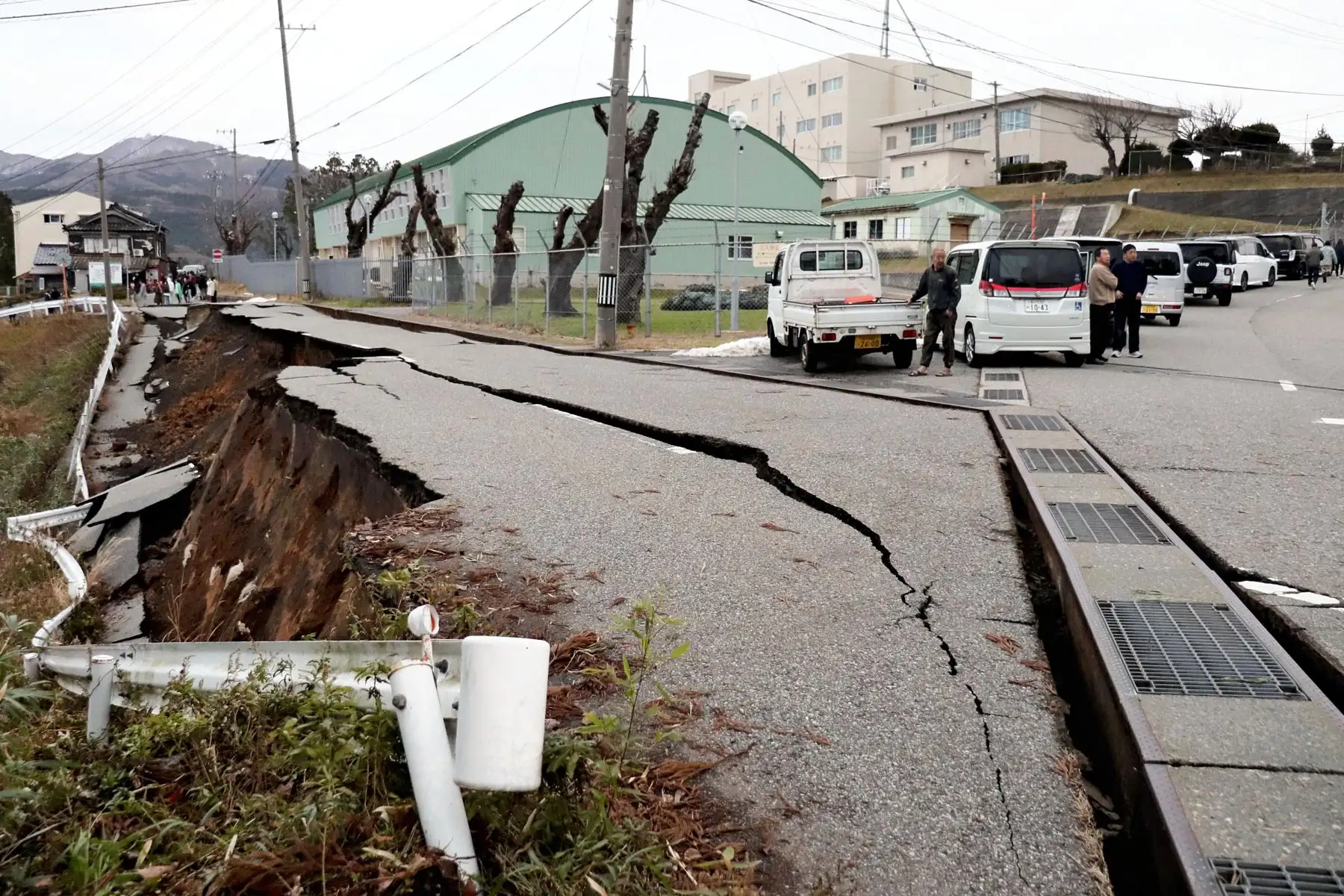 La gente se encuentra junto a grandes grietas en el pavimento después de ser evacuada a una calle en la ciudad de Wajima, prefectura de Ishikawa, el 1 de enero de 2024, después de que un gran terremoto de magnitud 7,5 sacudiera la región de Noto.
Foto: AFP