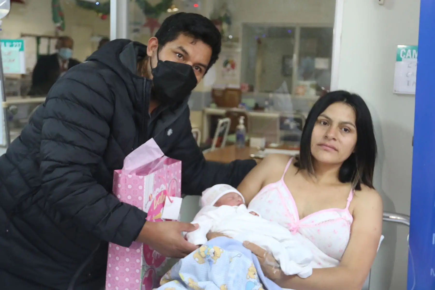 Los ministerios de Salud, Cultura y Defensa, presentaron a los primeros bebés del Bicentenario 2024, que nacieron en Año Nuevo en el Instituto Nacional Materno Perinatal (INMP). El nacimiento de los primeros bebés en el año del Bicentenario 2024 marca el inicio de la conmemoración por los 200 años de la consolidación de nuestra independencia y nos permite mirar con optimismo el futuro del Perú.
Foto: ANDINA/Héctor Vinces
