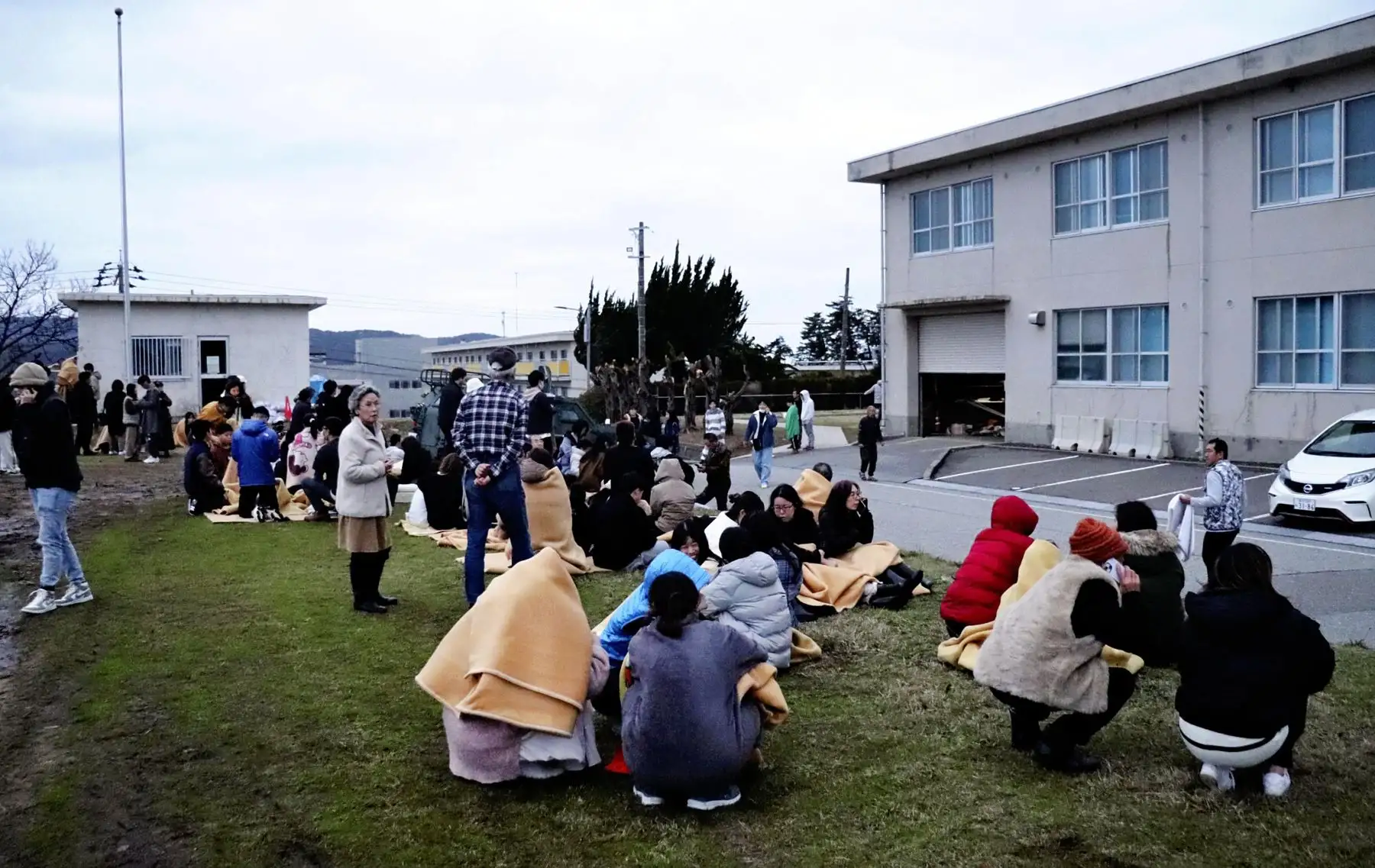 La gente se sienta afuera al aire libre después de ser evacuada de los edificios en la ciudad de Wajima, prefectura de Ishikawa, el 1 de enero de 2024, después de que un gran terremoto de magnitud 7,5 sacudiera la región de Noto en la prefectura de Ishikawa
Foto: AFP