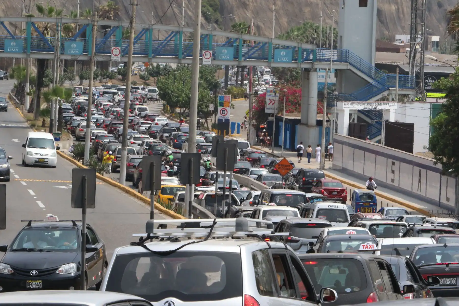 Veraneantes acuden en forma masiva a las playas de la Costa Verde de Lima.FOTO:ANDINA/Hector Vinces.