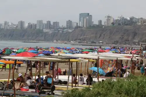 Entre las 10:00 y 15:00 horas la gente sentirá los picos de calor más altos del día, y la temperatura oscilará entre 28 °C y 29 °C. Foto: ANDINA/Héctor Vinces.
