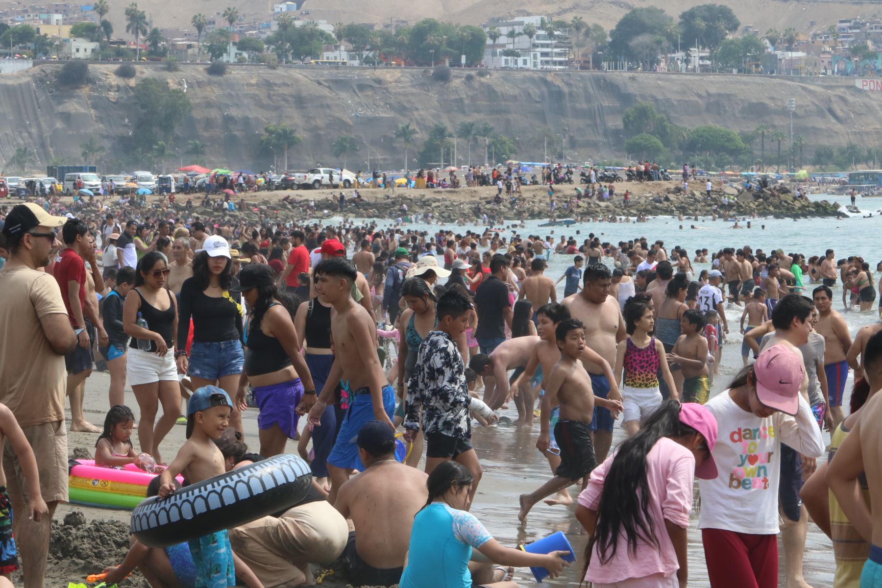 El calor que soportó hoy Lima fue aplacado en las frías aguas de las playas de la Costa Verde. Foto: ANDINA/Héctor Vinces