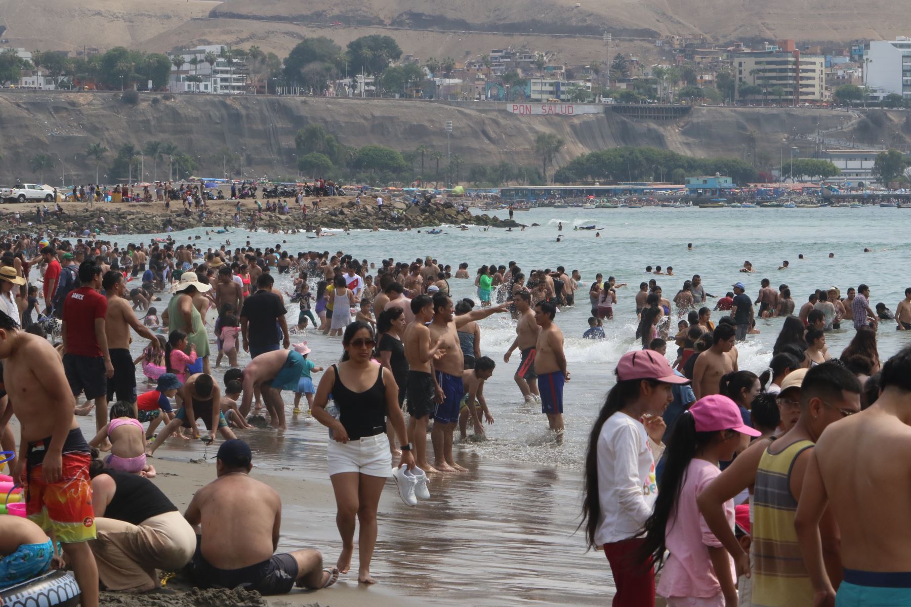 Veraneantes acuden en forma masiva a las playas de la Costa Verde de Lima.FOTO:ANDINA/Hector Vinces.