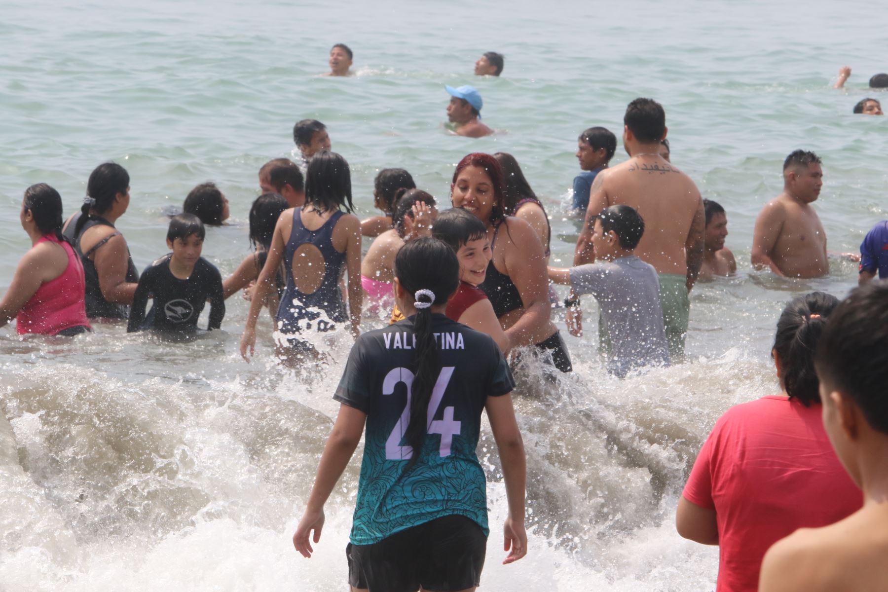 El calor que soportó hoy Lima fue aplacado en las frías aguas de las playas de la Costa Verde. Foto: ANDINA/Héctor Vinces