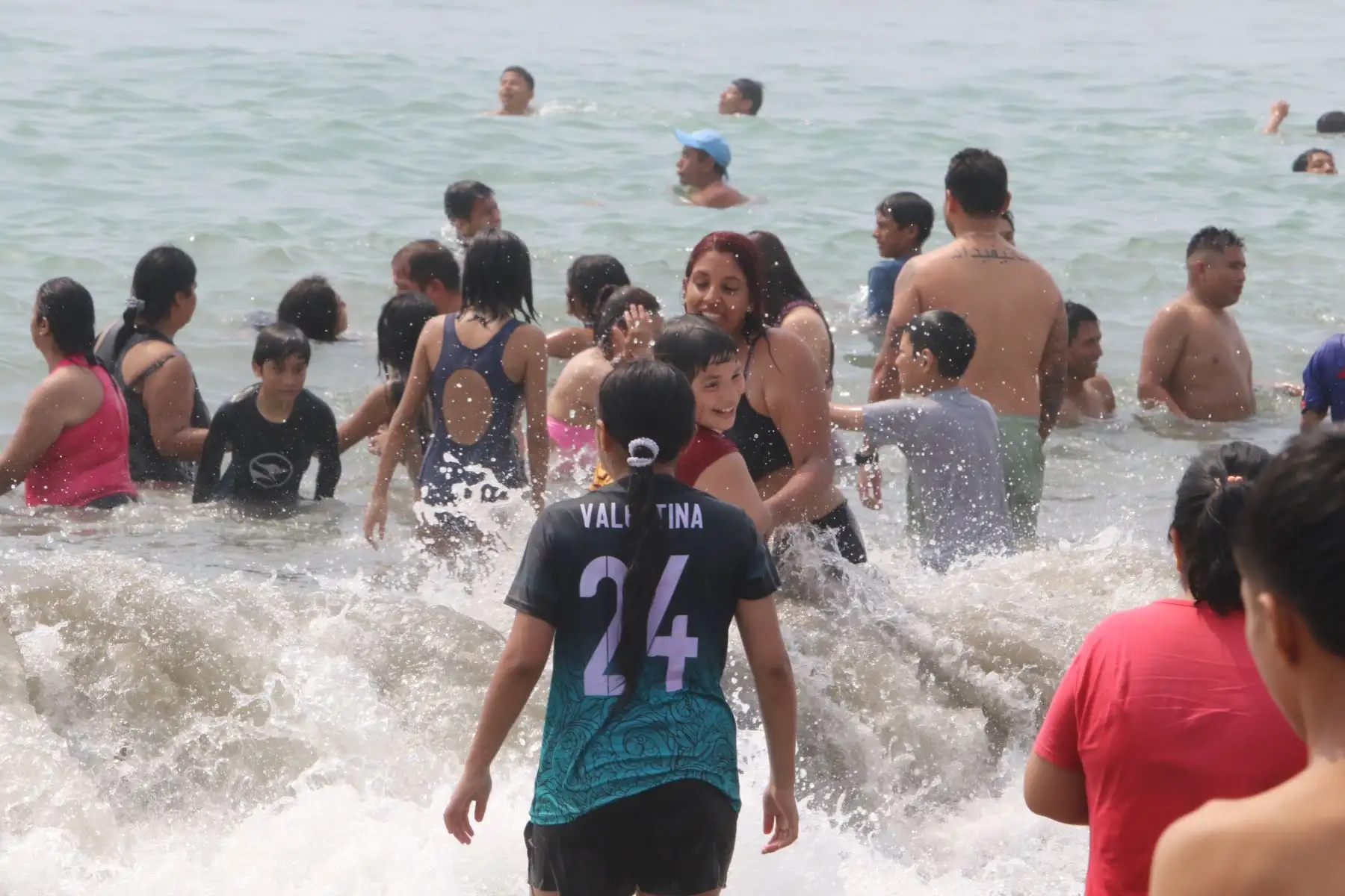 Veraneantes acuden en forma masiva a las playas de la Costa Verde de Lima.FOTO:ANDINA/Hector Vinces.