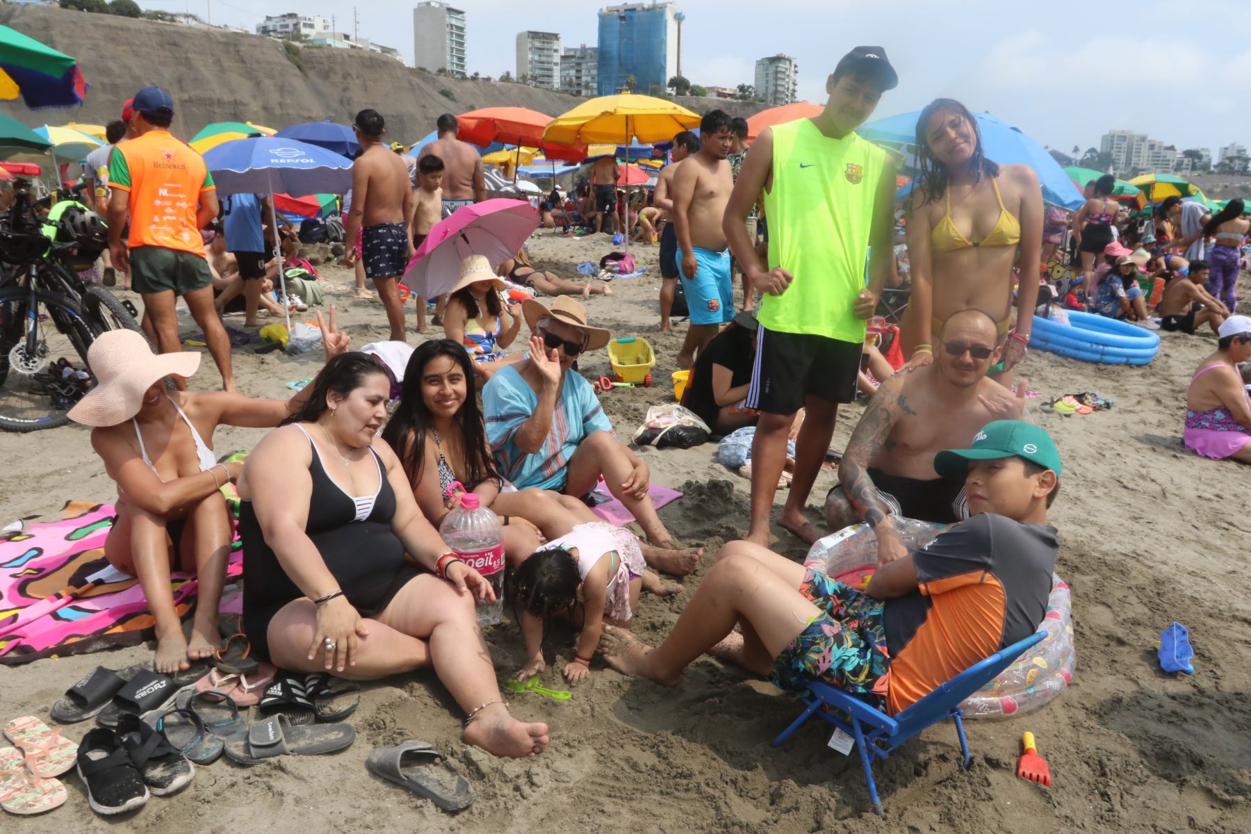 Veraneantes acuden en forma masiva a las playas de la Costa Verde de Lima.FOTO:ANDINA/Hector Vinces.