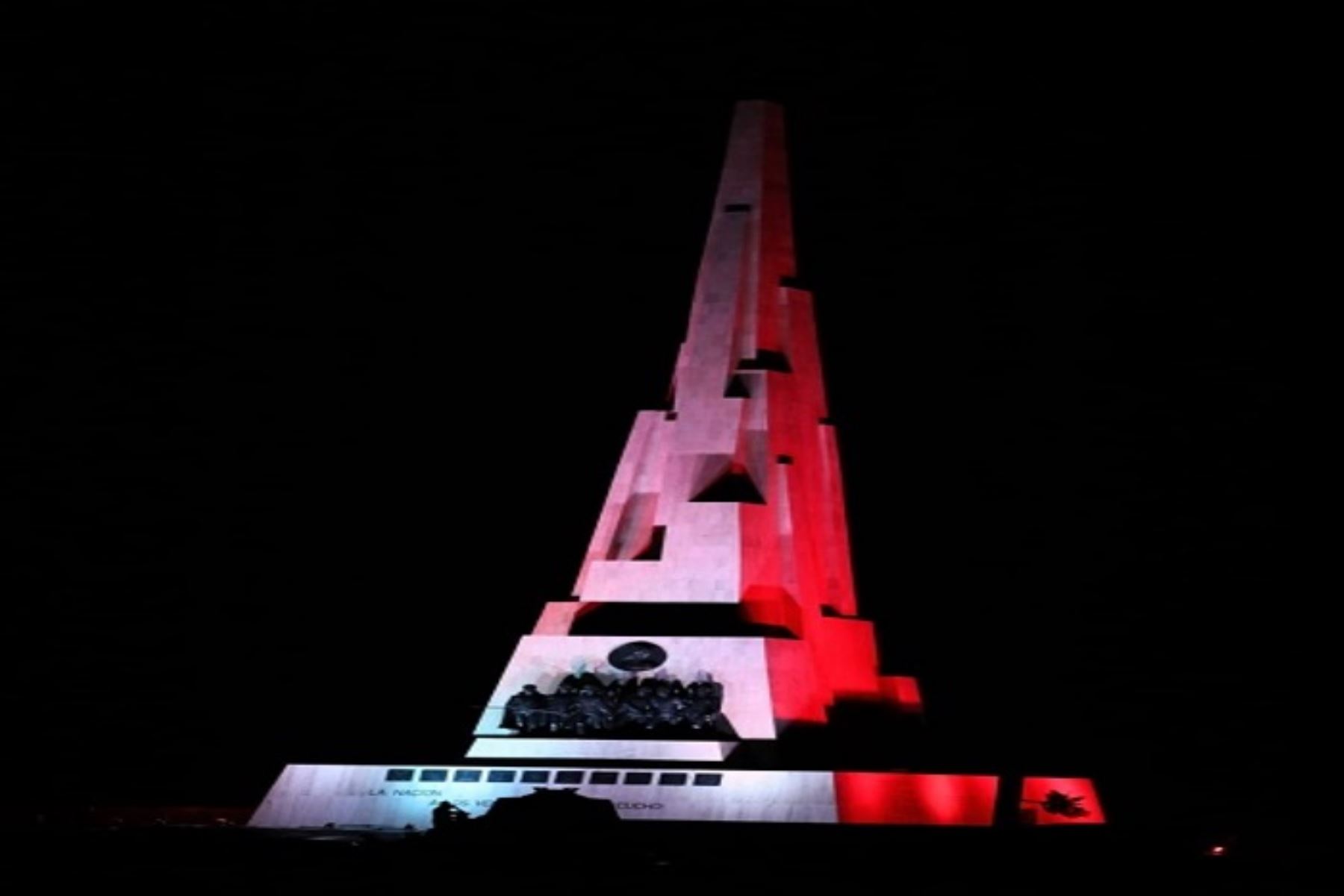 Año del Bicentenario: obeliscos de Junín y Ayacucho se iluminaron de rojo y blanco