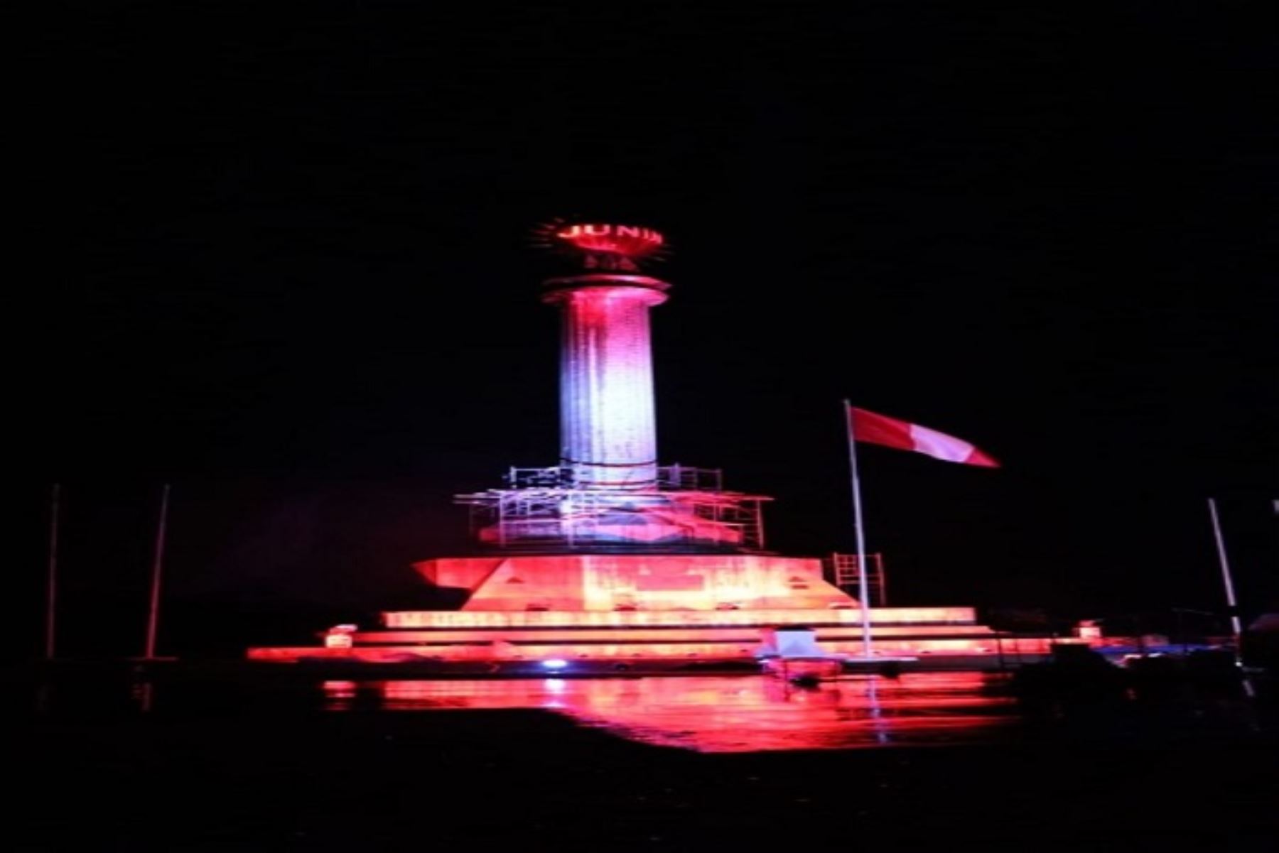 Año del Bicentenario: obeliscos de Junín y Ayacucho se iluminaron de rojo y blanco