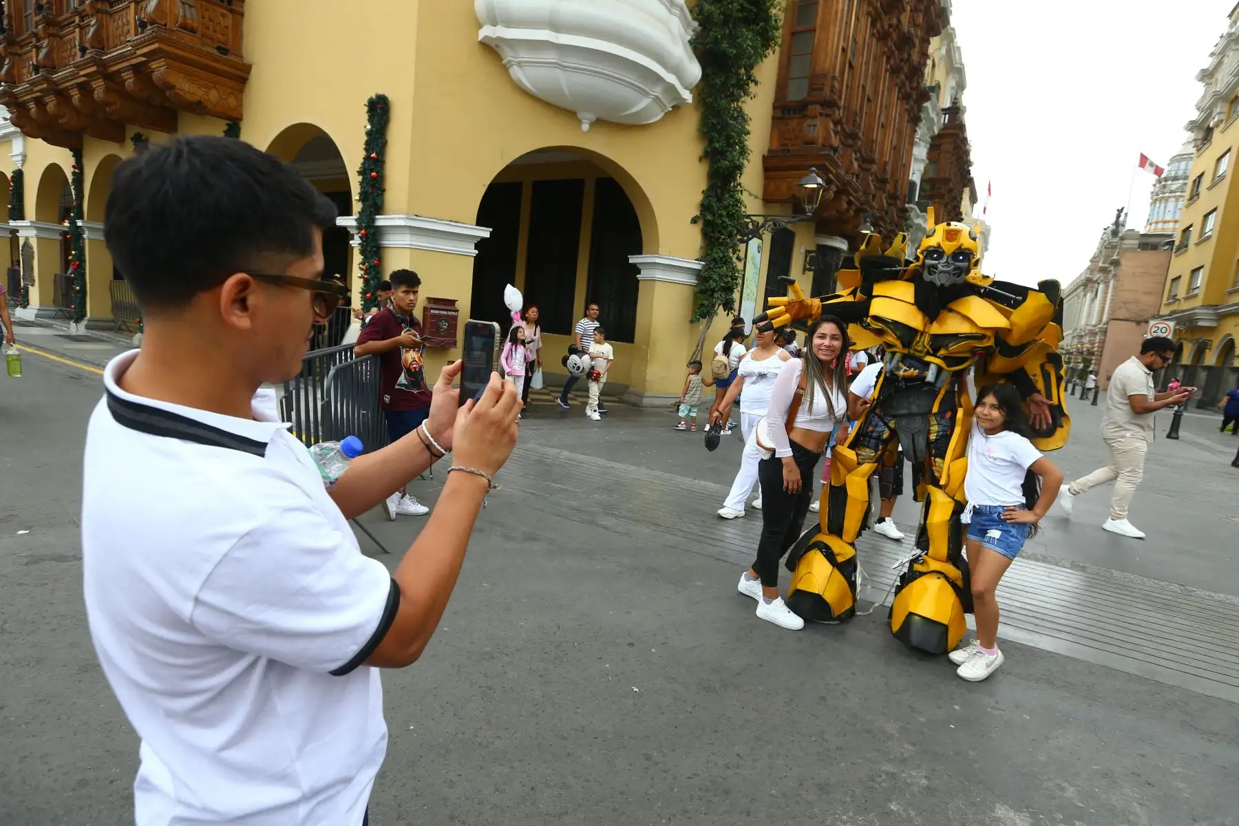 Familias limeñas visitan el Centro Histórico de Lima en el primer día del año 2024
Foto: ANDINA/Eddy Ramos