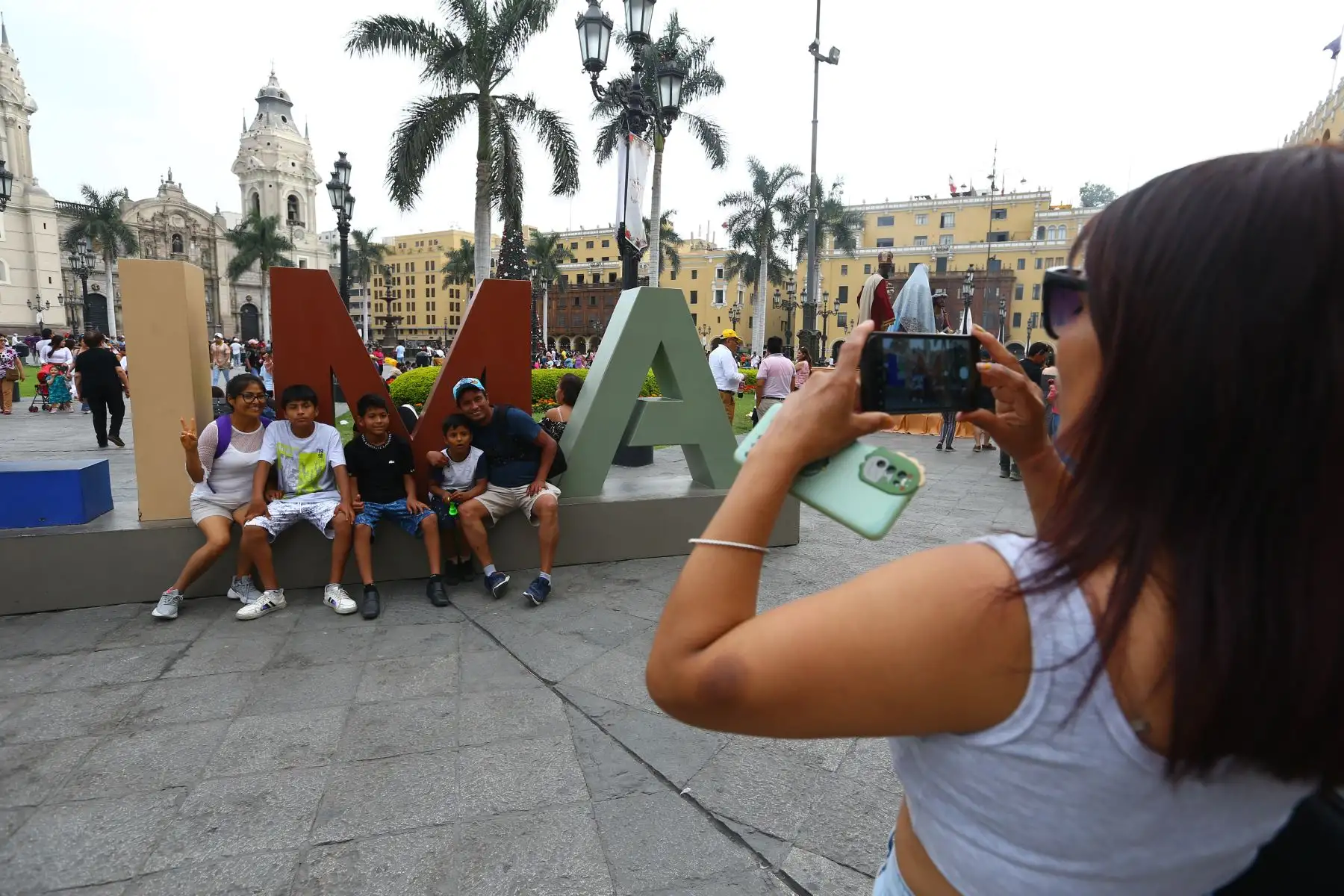 Familias limeñas visitan el Centro Histórico de Lima en el primer día del año 2024
Foto: ANDINA/Eddy Ramos