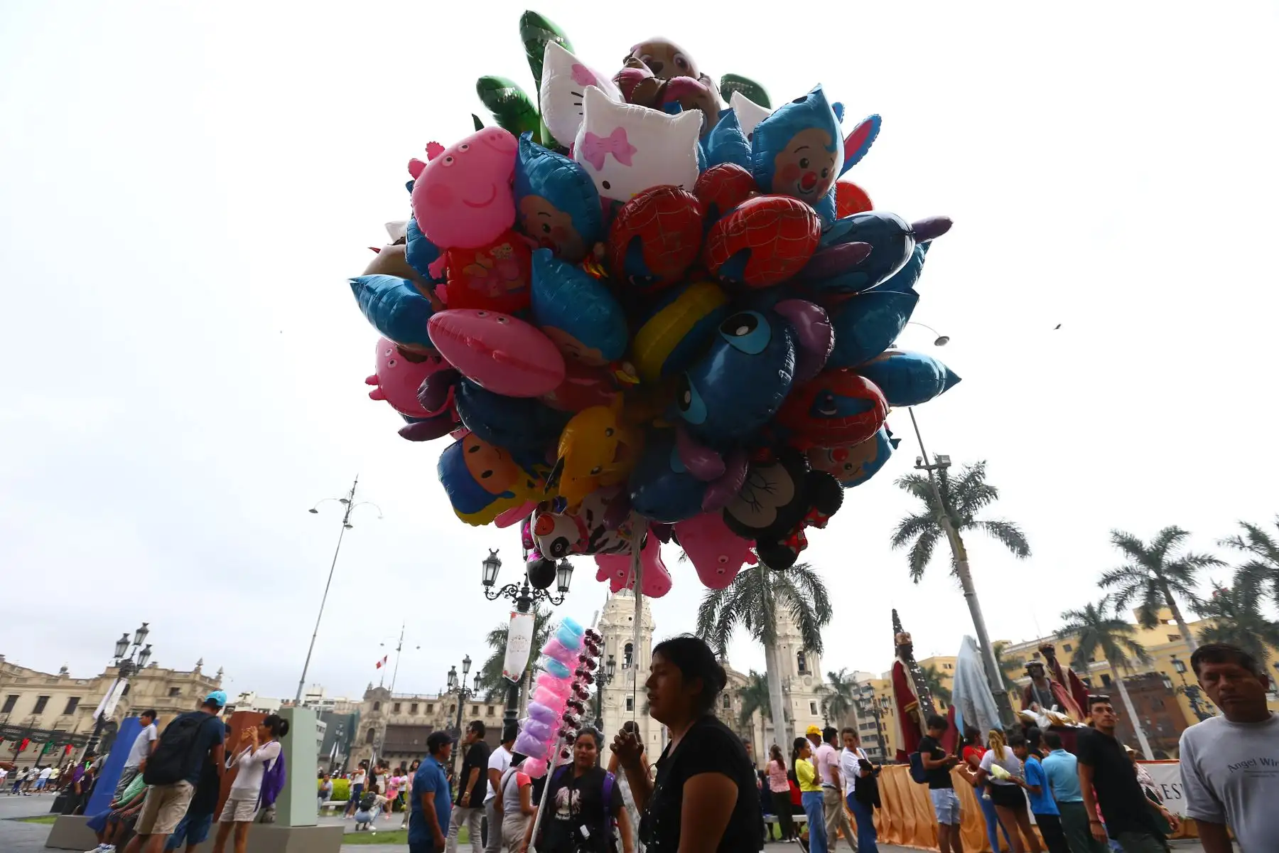 Familias limeñas visitan el Centro Histórico de Lima en el primer día del año 2024
Foto: ANDINA/Eddy Ramos