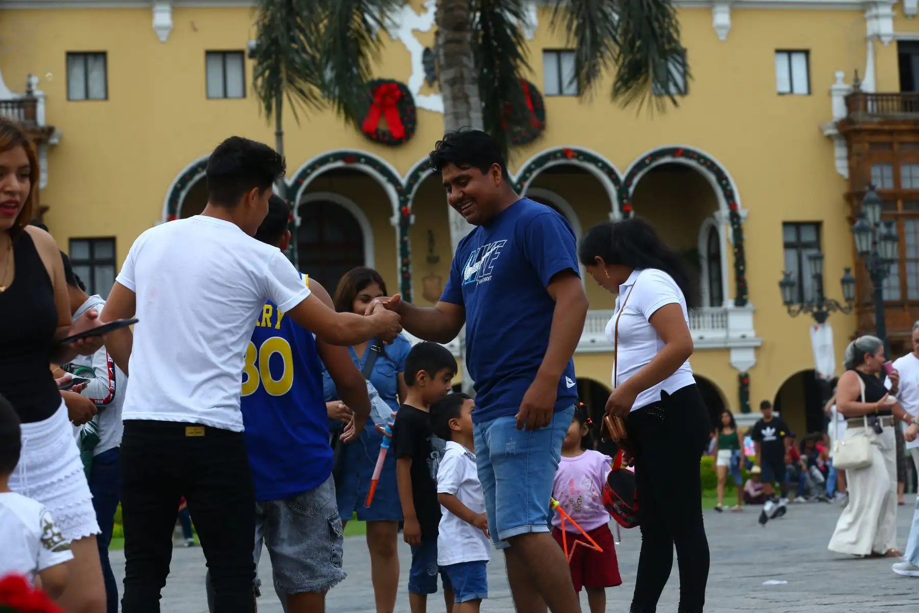 Familias limeñas visitan el Centro Histórico de Lima en el primer día del año 2024
Foto: ANDINA/Eddy Ramos