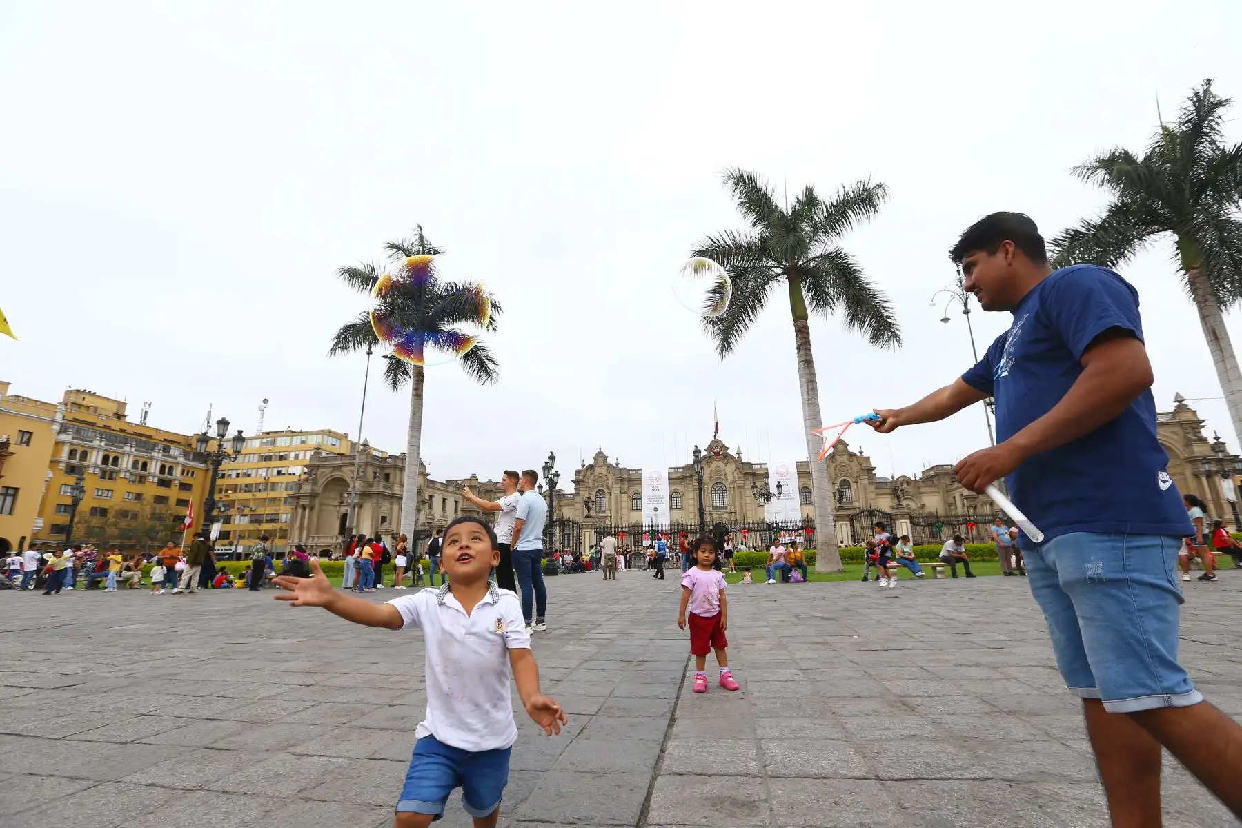 Familias limeñas visitan el Centro Histórico de Lima en el primer día del año 2024
Foto: ANDINA/Eddy Ramos
