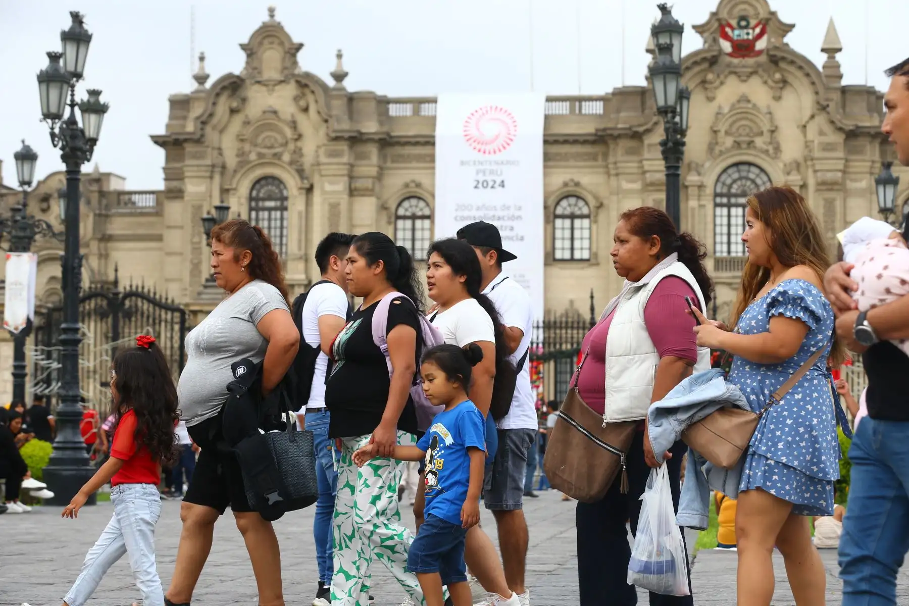 Familias limeñas visitan el Centro Histórico de Lima en el primer día del año 2024
Foto: ANDINA/Eddy Ramos