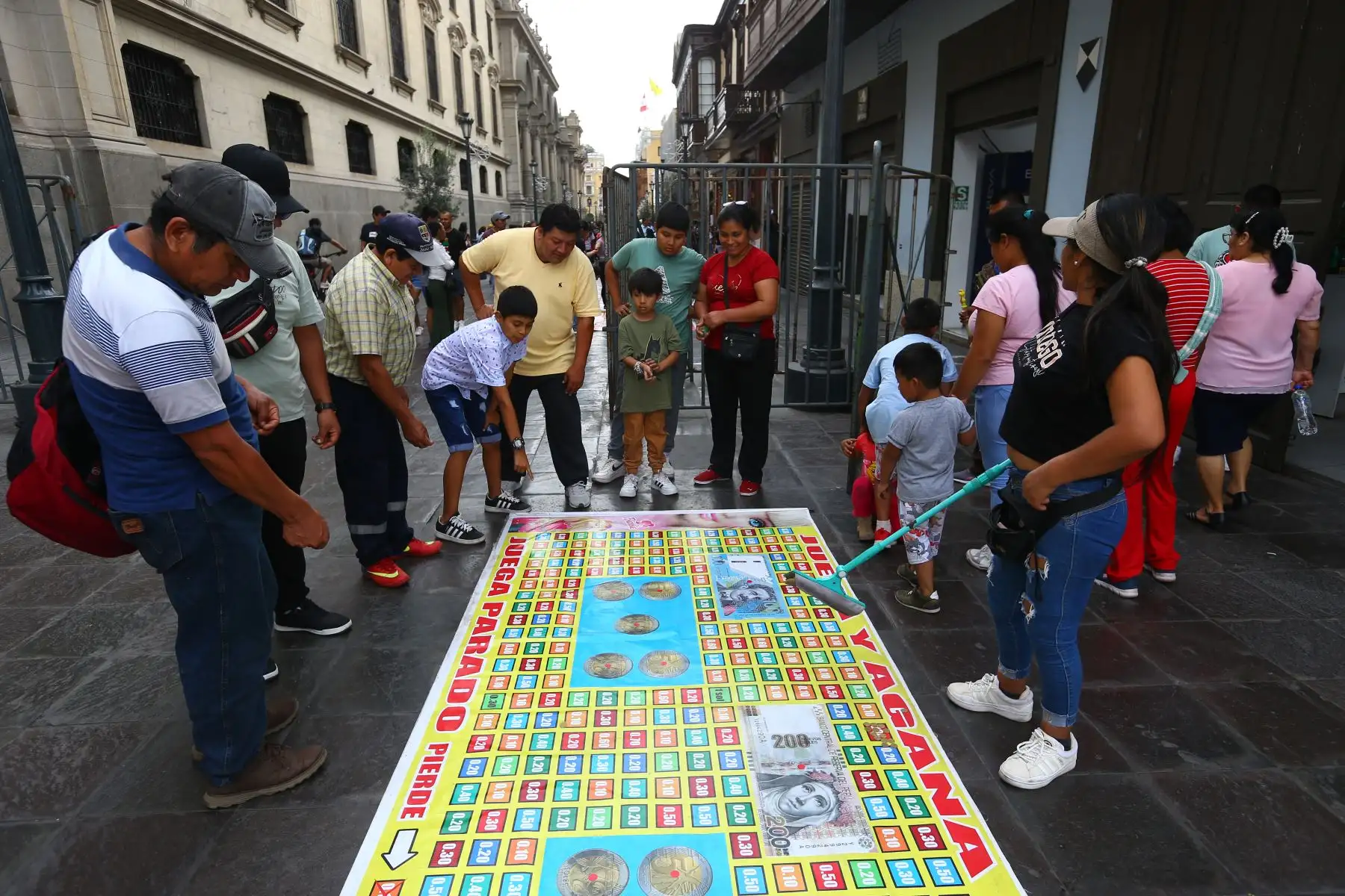 Familias limeñas visitan el Centro Histórico de Lima en el primer día del año 2024
Foto: ANDINA/Eddy Ramos