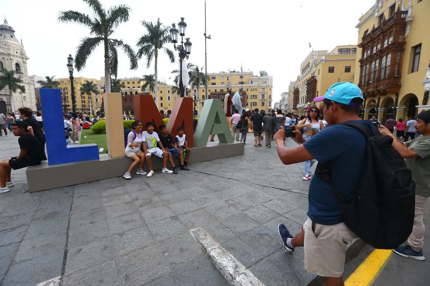 Familias limeñas visitan el Centro Histórico de Lima en el primer día del año 2024
Foto: ANDINA/Eddy Ramos