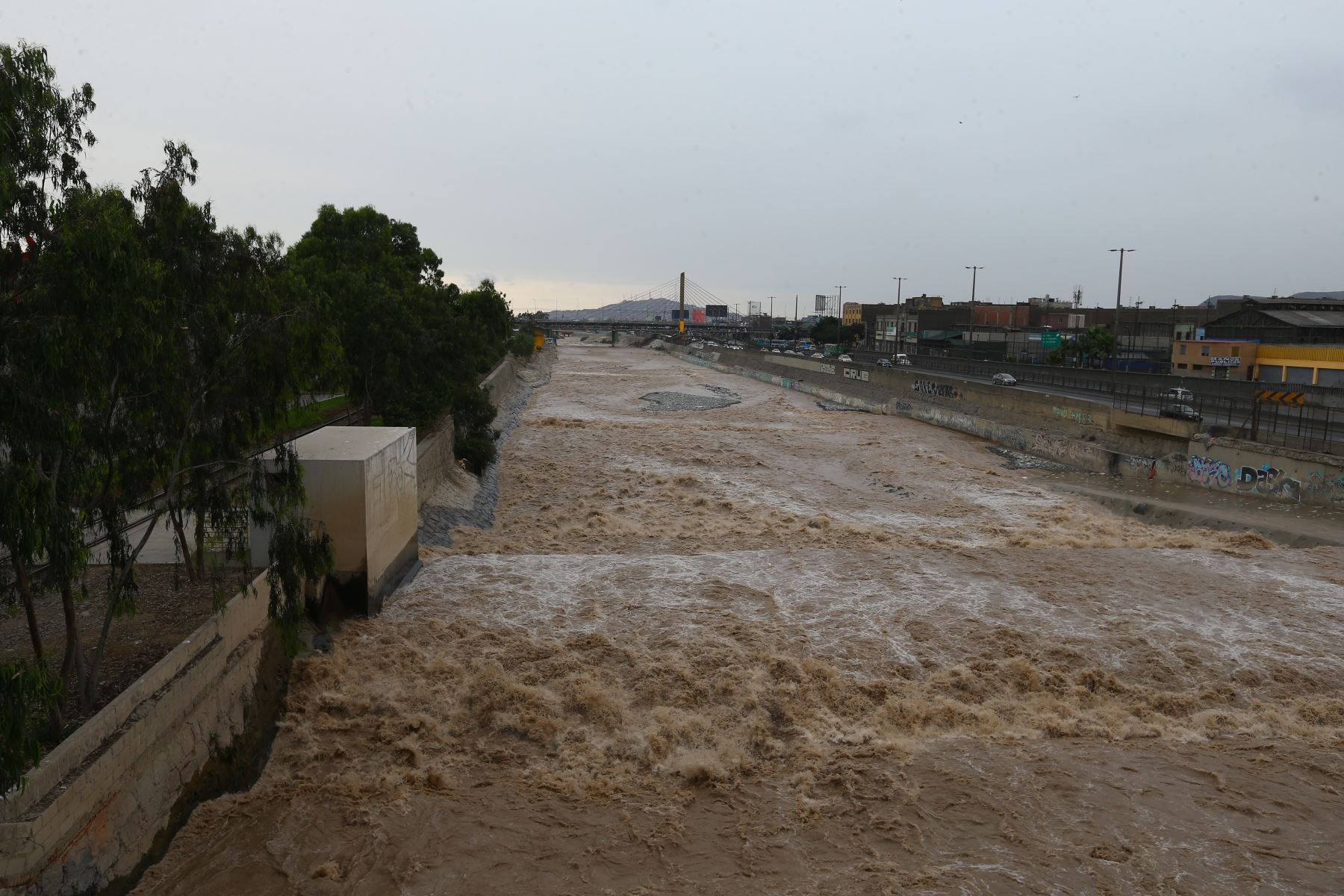 Crecida del caudal del río Rímac . Imágenes realizadas cerca al Centro Histórico de Lima y el Puente del Ejercito
Foto: ANDINA/Eddy Ramos