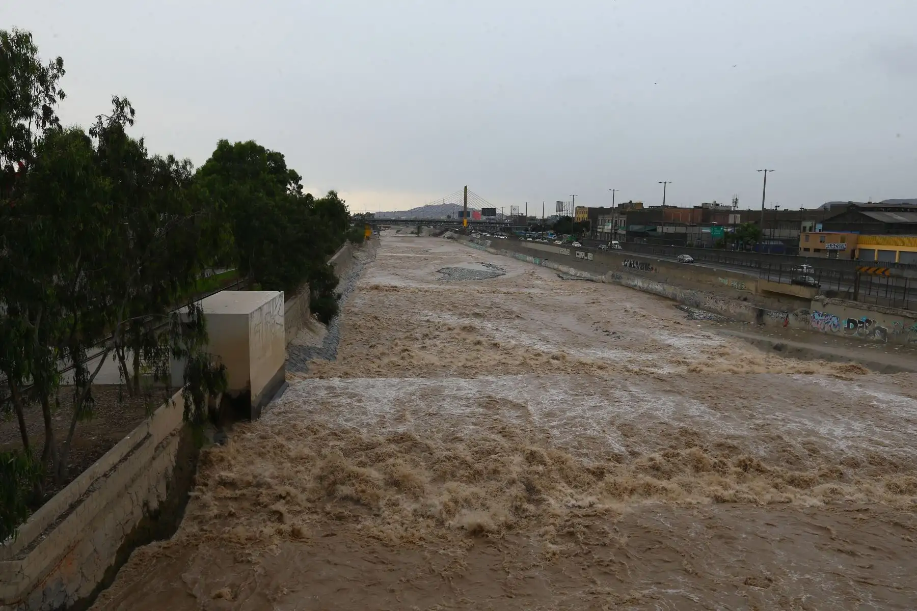 Crecida del caudal del río Rímac . Imágenes realizadas cerca al Centro Histórico de Lima y el Puente del Ejercito
Foto: ANDINA/Eddy Ramos