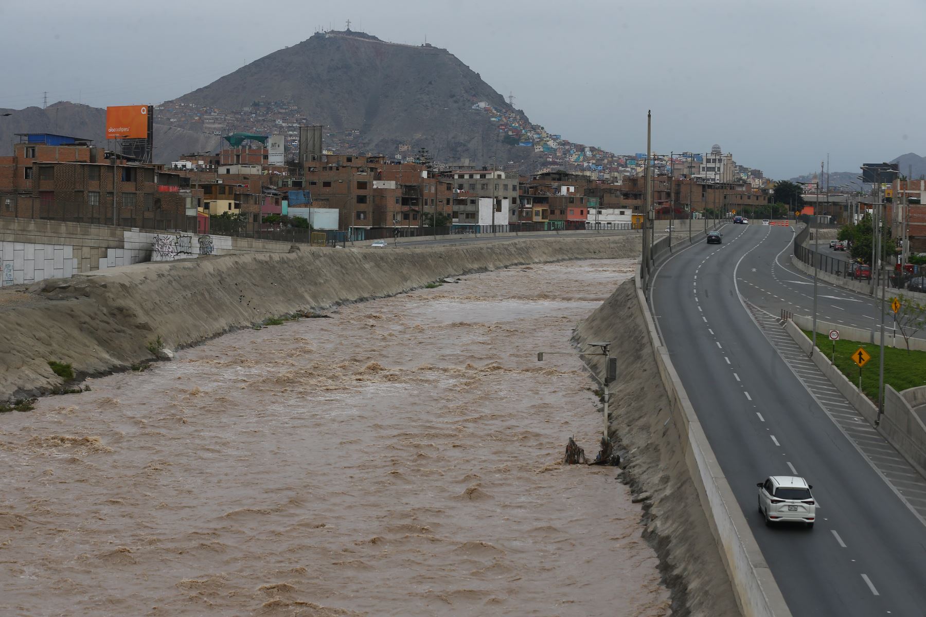 Crecida del caudal del río Rímac . Imágenes realizadas cerca al Centro Histórico de Lima y el Puente del Ejercito
Foto: ANDINA/Eddy Ramos