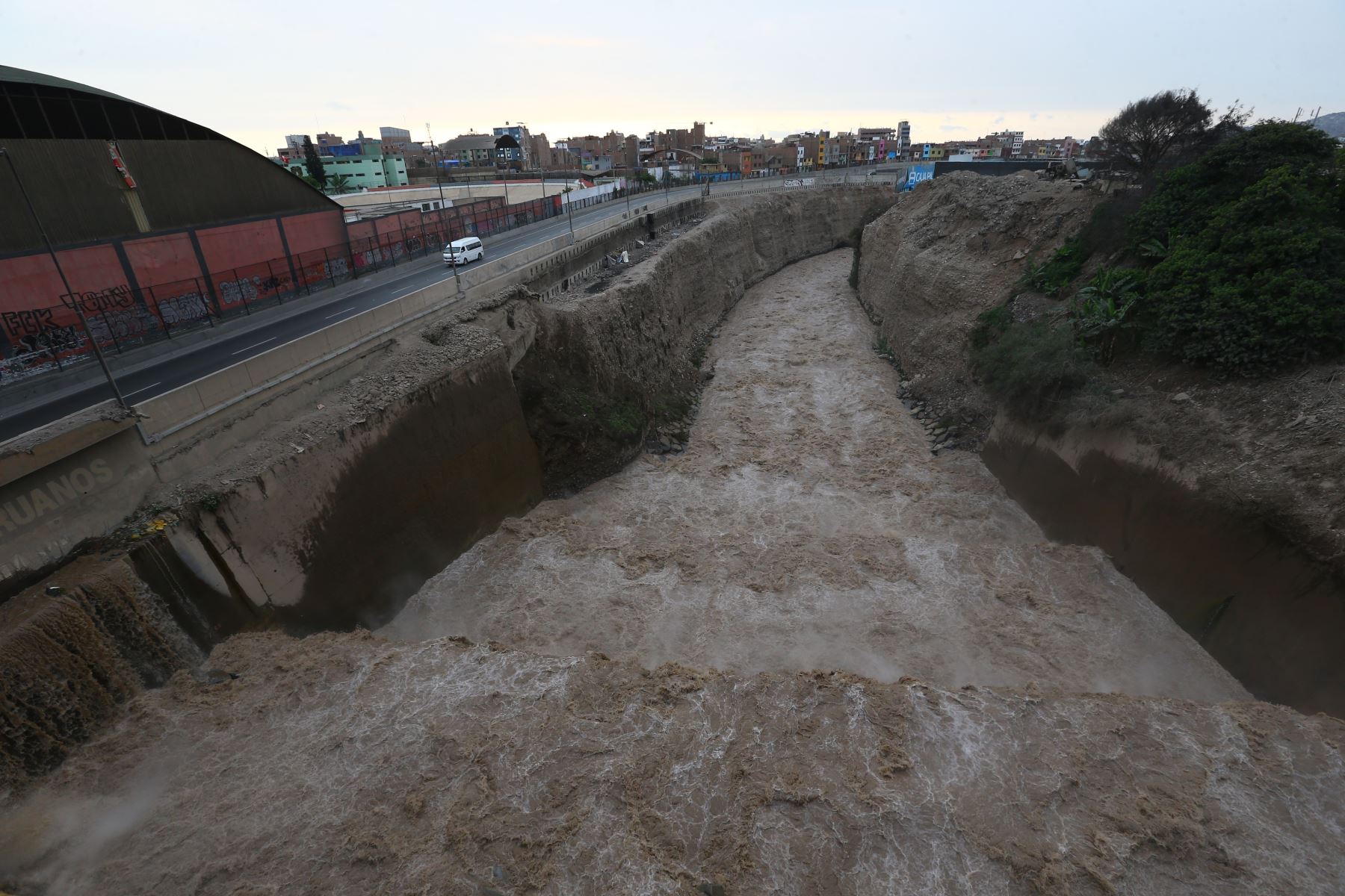 Crecida del caudal del río Rímac . Imágenes realizadas cerca al Centro Histórico de Lima y el Puente del Ejercito
Foto: ANDINA/Eddy Ramos