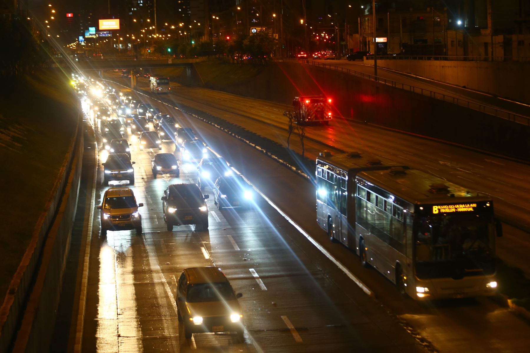 Se reabrió tramo cerrado de Vía Expresa, pero personal de Luz del Sur aún trabaja para colocar el poste nuevo. Foto: ANDINA/Eddy Ramos