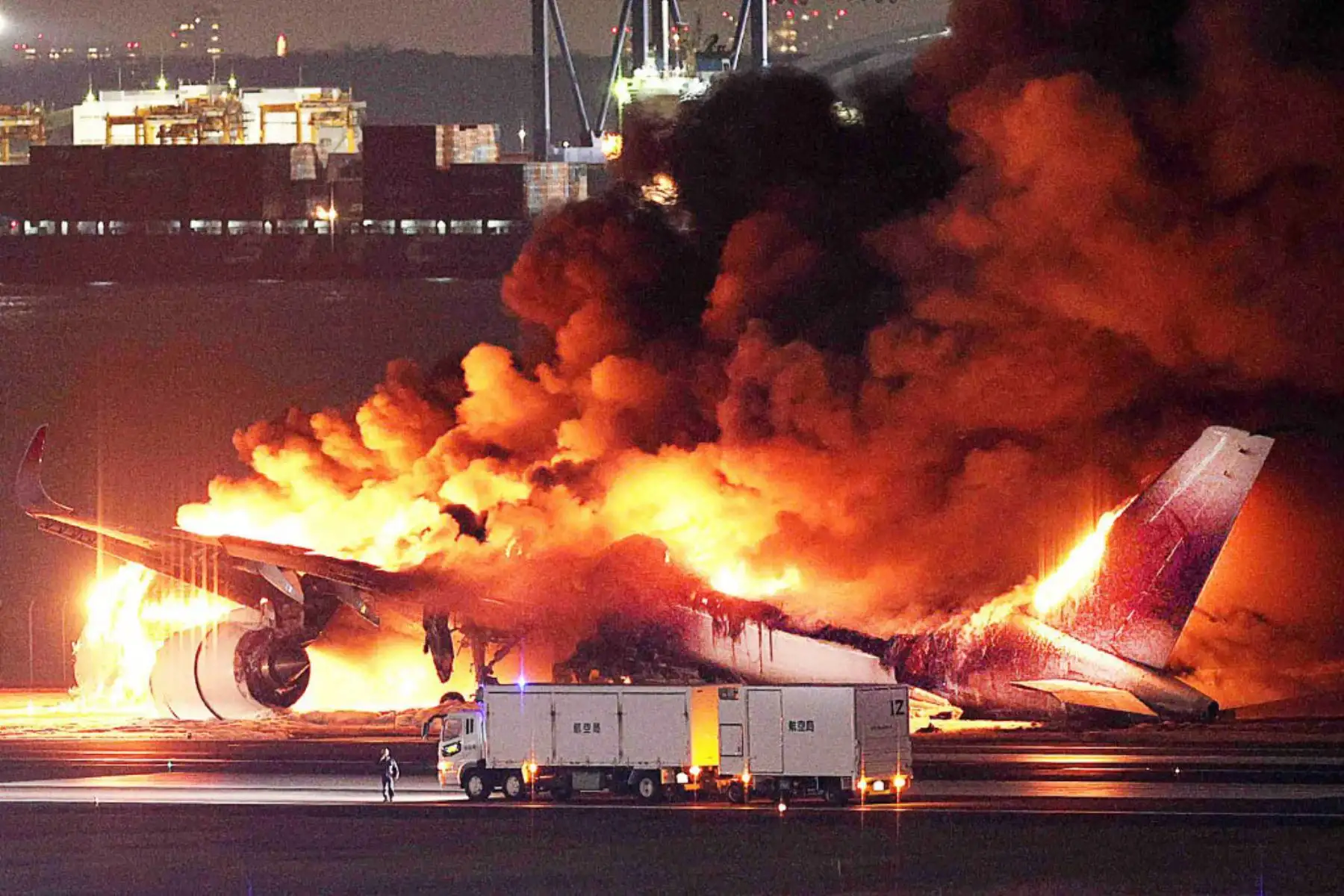 Bomberos intentan extinguir un incendio en un avión de Japan Airlines en una pista del aeropuerto Haneda de Tokio. Foto: AFP
